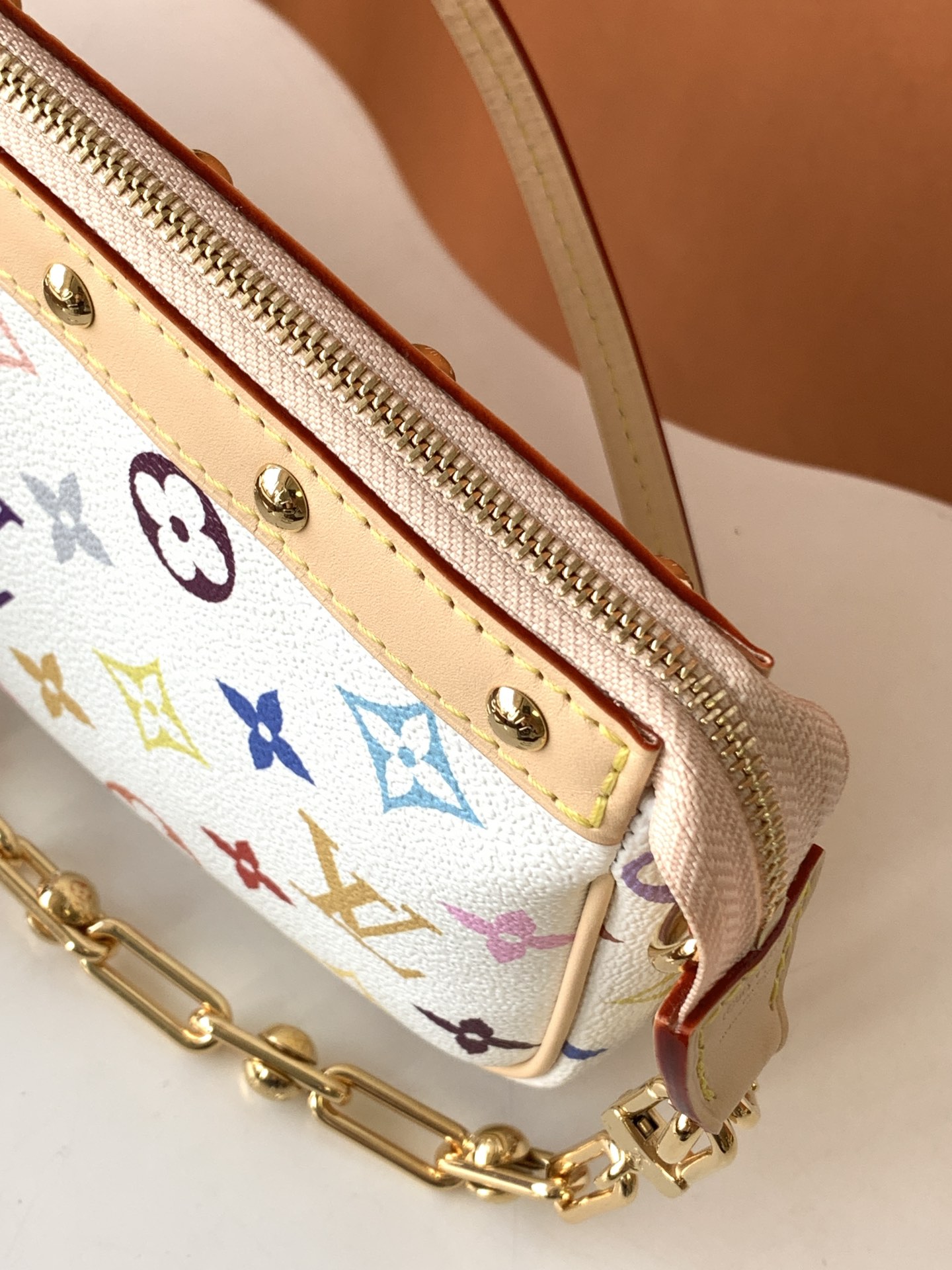 Louis Vuitton 全钢M13404 本款Pochette Accessoires手袋取材涂层帆布