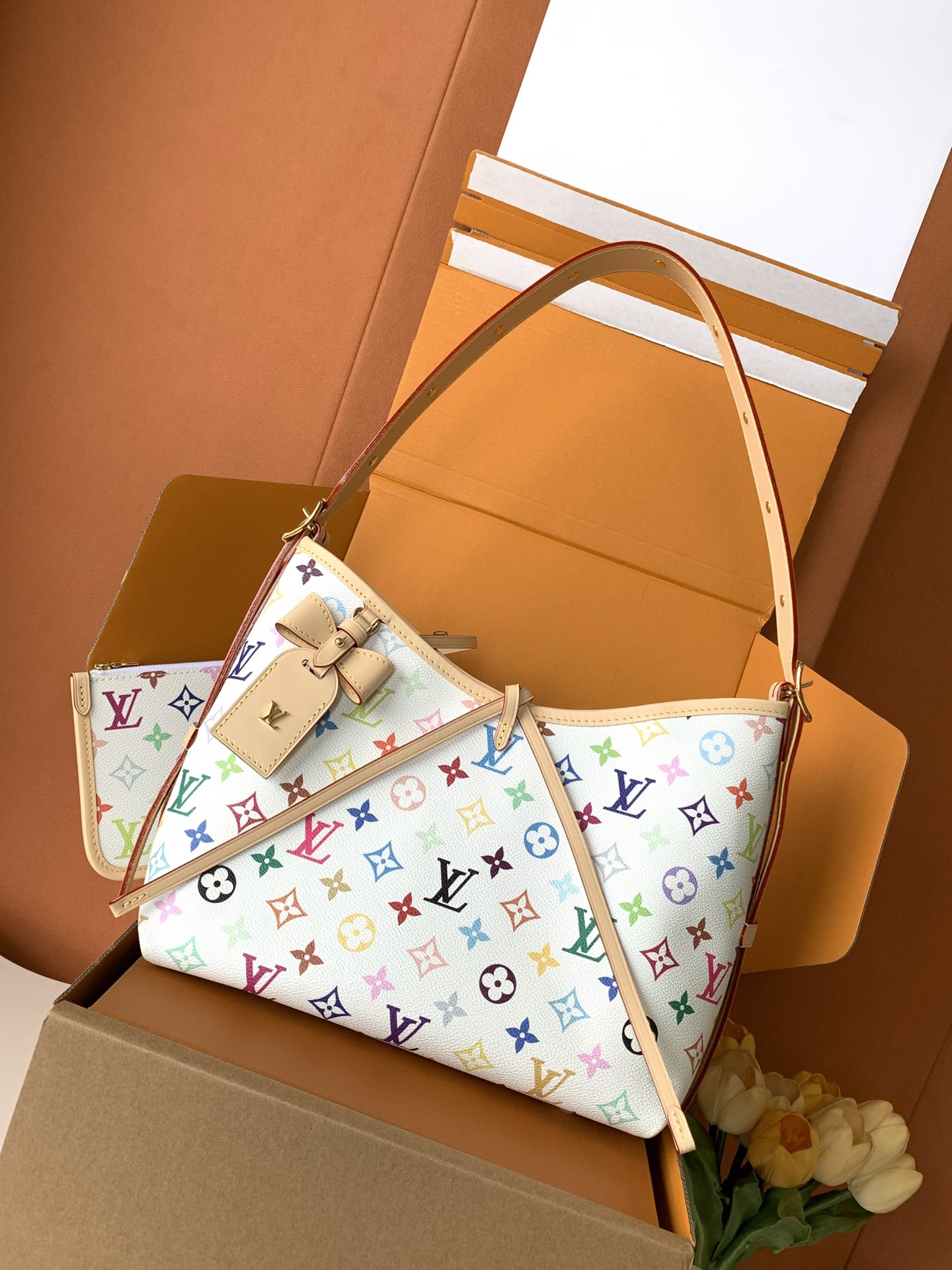 \n【特级MBc0芯片版原厂皮】\n本款Carryall PM 手袋\n型号：M白彩c0芯片版\n材料：A级全钢五金，进口原厂面料\n包装：全套原厂免税MB包装\n尺寸： x  x  cm