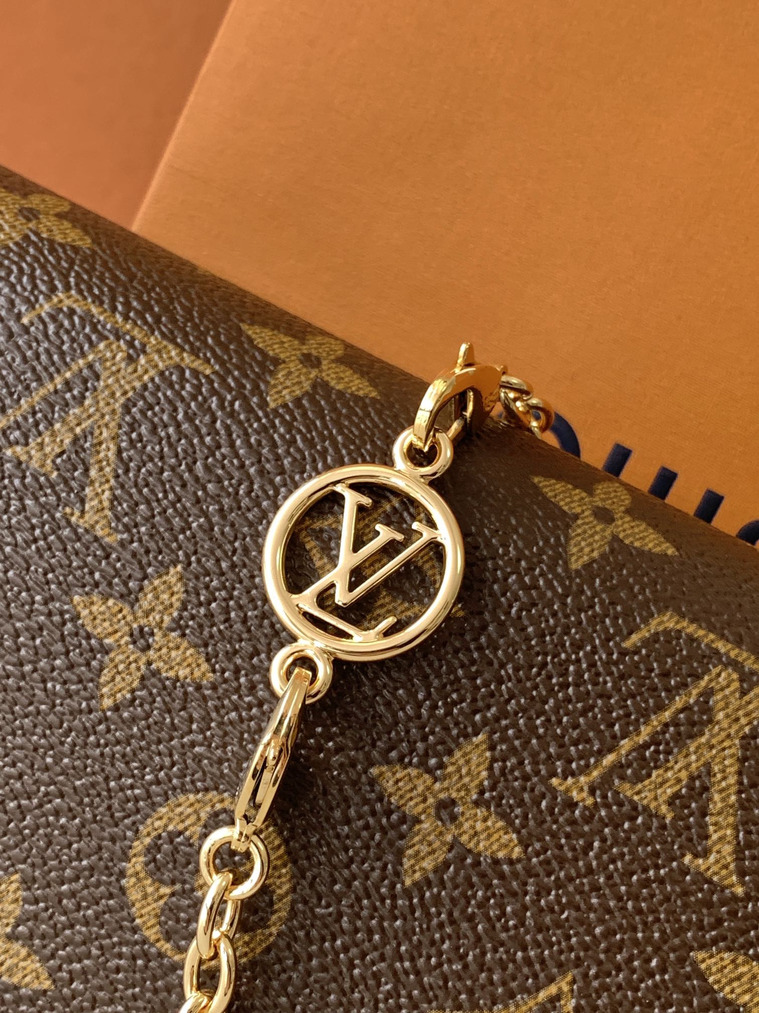 💰630💋【特级MB芯片版原厂皮】
POCHETTE CAMILLE 手袋
型号：M13566老花
材料：A级全钢五金，进口原厂面料
包装：全套原厂免税MB包装
尺寸：20.5x11x6cm