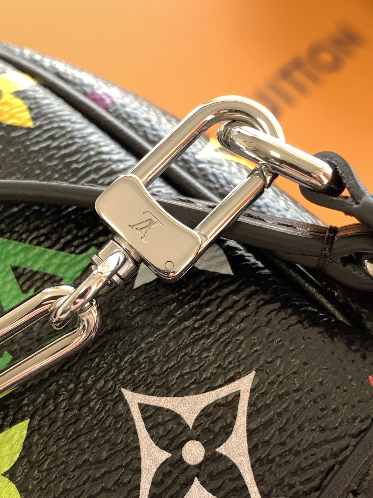 Louis Vuitton 全钢163C芯片 M13663黑彩 本款 Pochette Accessoires 手袋取材涂层帆布