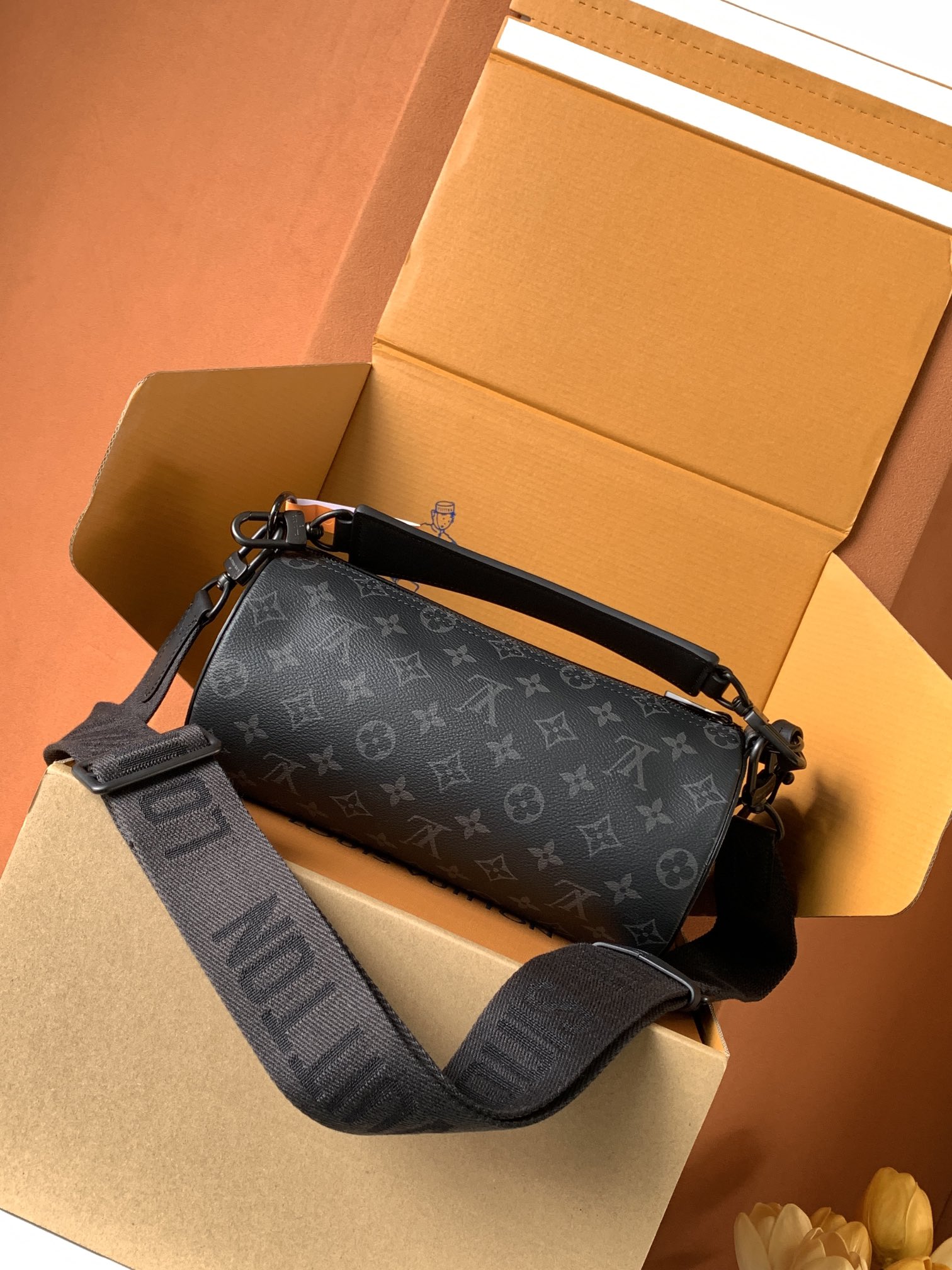 Louis Vuitton 独家首发型号：M46796【 全钢】Soft Polochon PM皮料是 代 意大利A级皮料