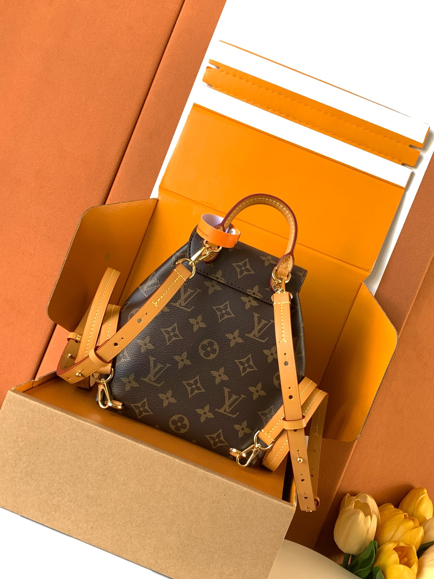 💰840独家首发型号:M45502【特级全钢】Montsouris Mini背包皮料是正品代工厂意大利A级皮料,专柜同步163C变码芯片,是在于品质、全钢五金、面料、手工、油边、A级高品质出品、全面再次升级、拍摄图跟产品一致配图上的全套包装含礼品袋。尺寸:17 x 20 x 10.5 厘米