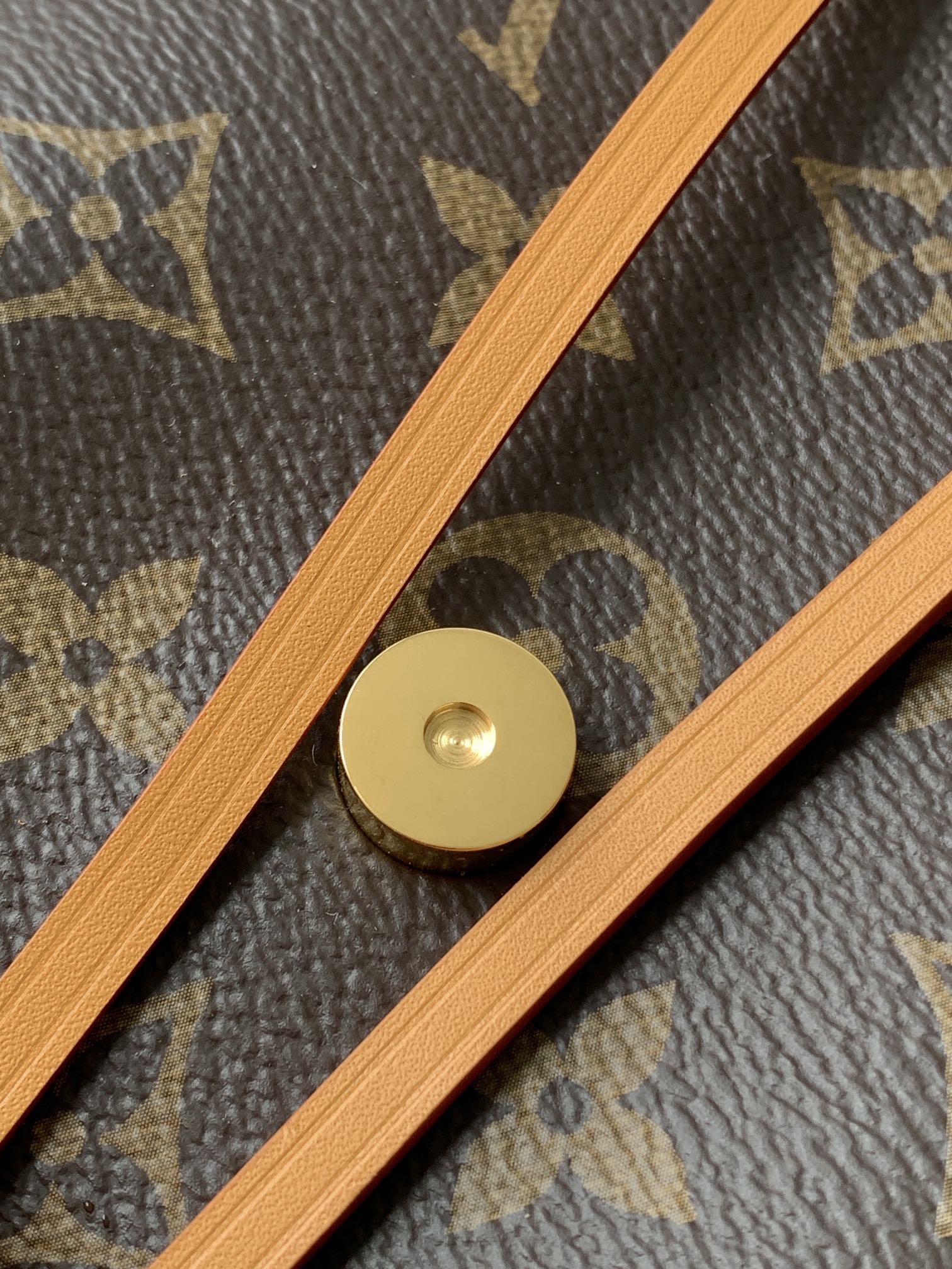 💰840独家首发型号:M45502【特级全钢】Montsouris Mini背包皮料是正品代工厂意大利A级皮料,专柜同步163C变码芯片,是在于品质、全钢五金、面料、手工、油边、A级高品质出品、全面再次升级、拍摄图跟产品一致配图上的全套包装含礼品袋。尺寸:17 x 20 x 10.5 厘米
