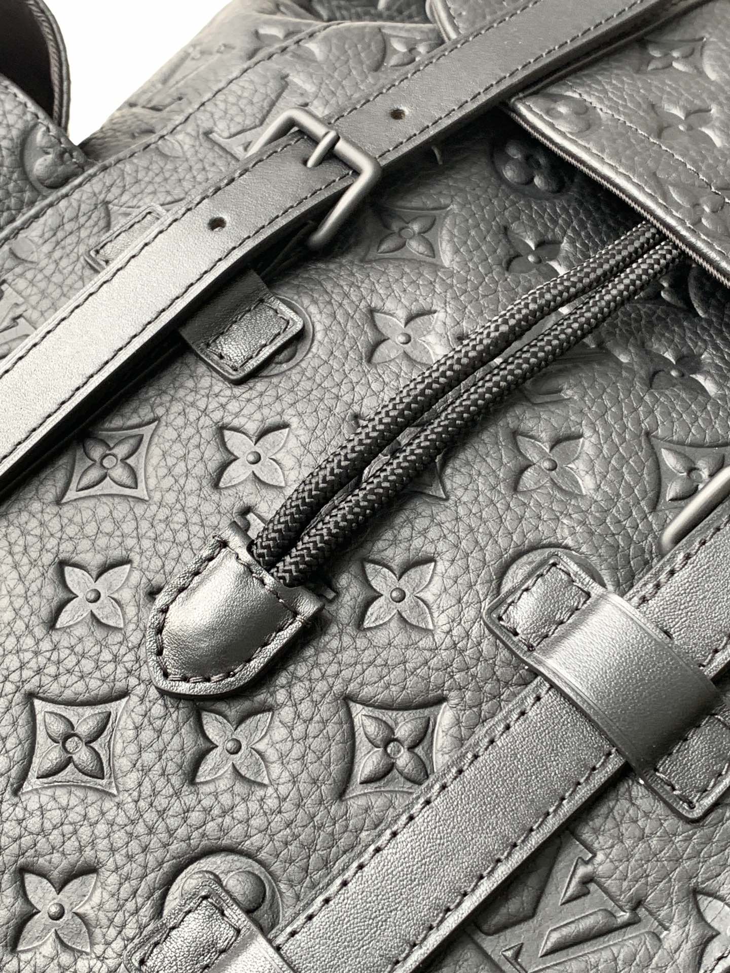 💰1220【全套免税包装】特级原厂皮 M55699 全皮 Christopher 中号双肩包取材压印 Monogram 图案的 Taurillon 皮革，适中容量结合外侧袋与功能性内袋，搭配皮革肩带与哑光金属件。抽绳和按扣开合安全守护随行物品。尺寸：38 x 44 x 21 厘米