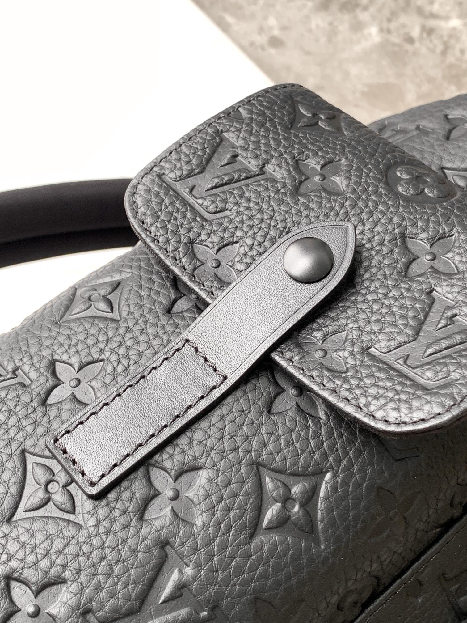 💰1220【全套免税包装】特级原厂皮 M55699 全皮 Christopher 中号双肩包取材压印 Monogram 图案的 Taurillon 皮革，适中容量结合外侧袋与功能性内袋，搭配皮革肩带与哑光金属件。抽绳和按扣开合安全守护随行物品。尺寸：38 x 44 x 21 厘米