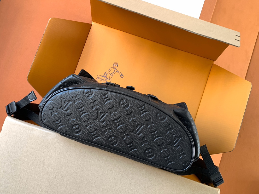 💰1220【全套免税包装】特级原厂皮 M55699 全皮 Christopher 中号双肩包取材压印 Monogram 图案的 Taurillon 皮革，适中容量结合外侧袋与功能性内袋，搭配皮革肩带与哑光金属件。抽绳和按扣开合安全守护随行物品。尺寸：38 x 44 x 21 厘米