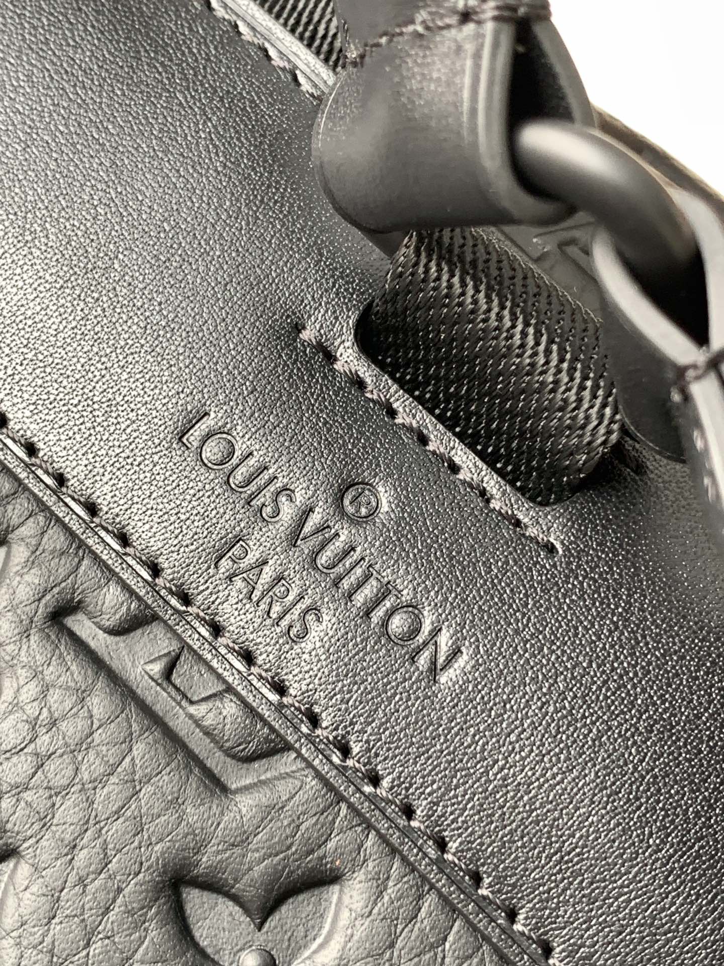 💰1220【全套免税包装】特级原厂皮 M55699 全皮 Christopher 中号双肩包取材压印 Monogram 图案的 Taurillon 皮革，适中容量结合外侧袋与功能性内袋，搭配皮革肩带与哑光金属件。抽绳和按扣开合安全守护随行物品。尺寸：38 x 44 x 21 厘米