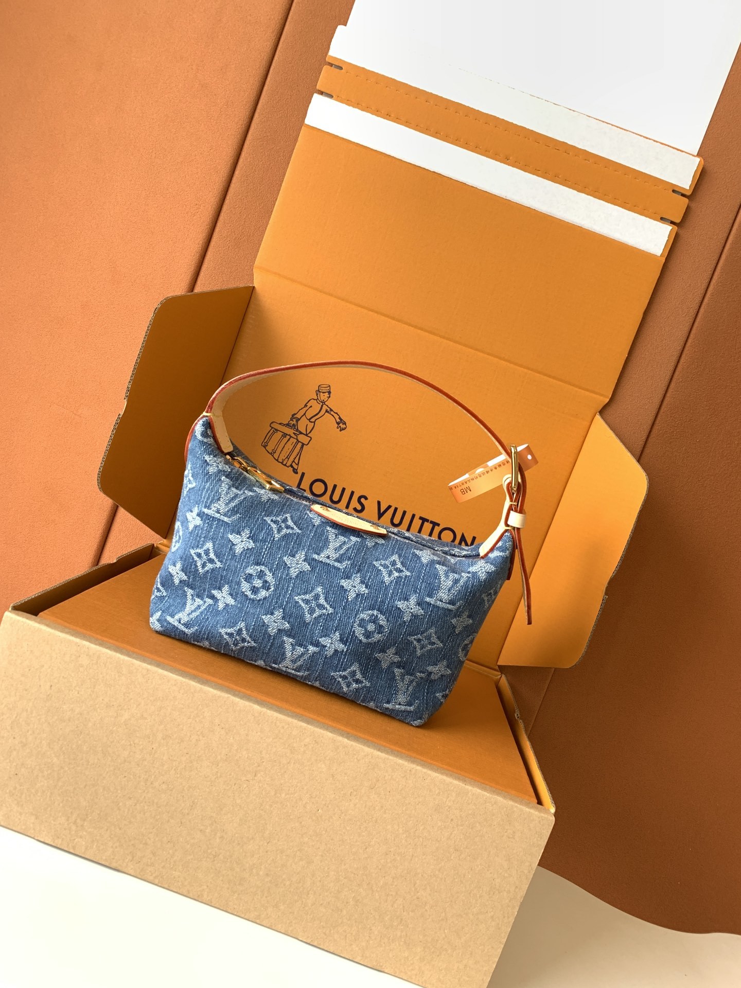 【特级MB牛仔布】HILLS POCHETTE 手拿包型号:M82949材料:A+级全钢五金,进口高弹面
