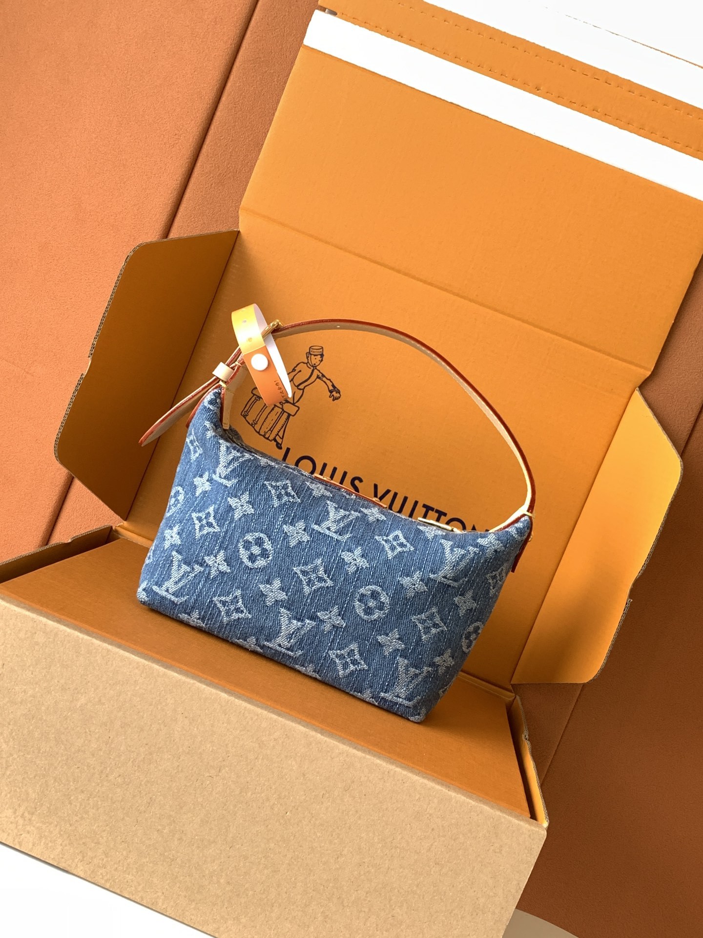 【特级MB牛仔布】HILLS POCHETTE 手拿包型号:M82949材料:A+级全钢五金,进口高弹面