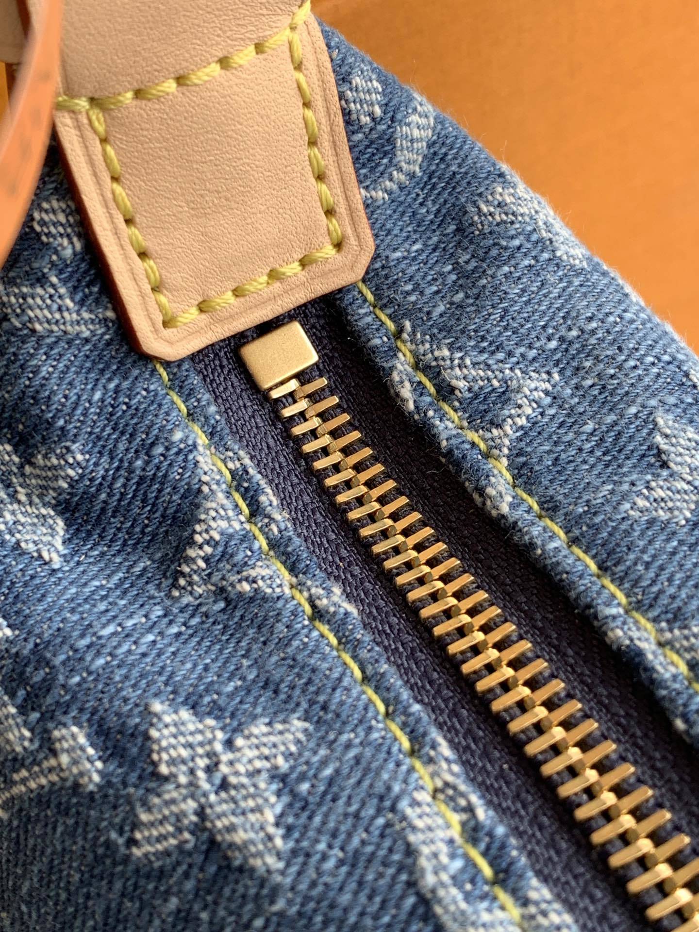 【特级MB牛仔布】HILLS POCHETTE 手拿包型号:M82949材料:A+级全钢五金,进口高弹面