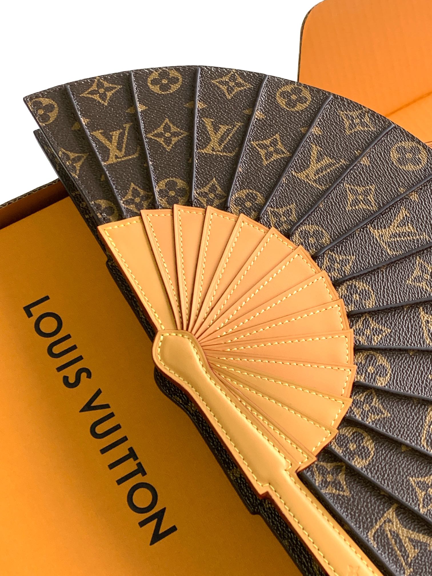 【全钢MB厂】 𝟏𝟔𝟑𝐜𝟎𝟏动态芯片
𝐋𝐕 𝐅𝐚𝐧 手袋取材 𝐌𝐨𝐧𝐨𝐠𝐫𝐚𝐦 帆布，以别致设计亮相 𝟐