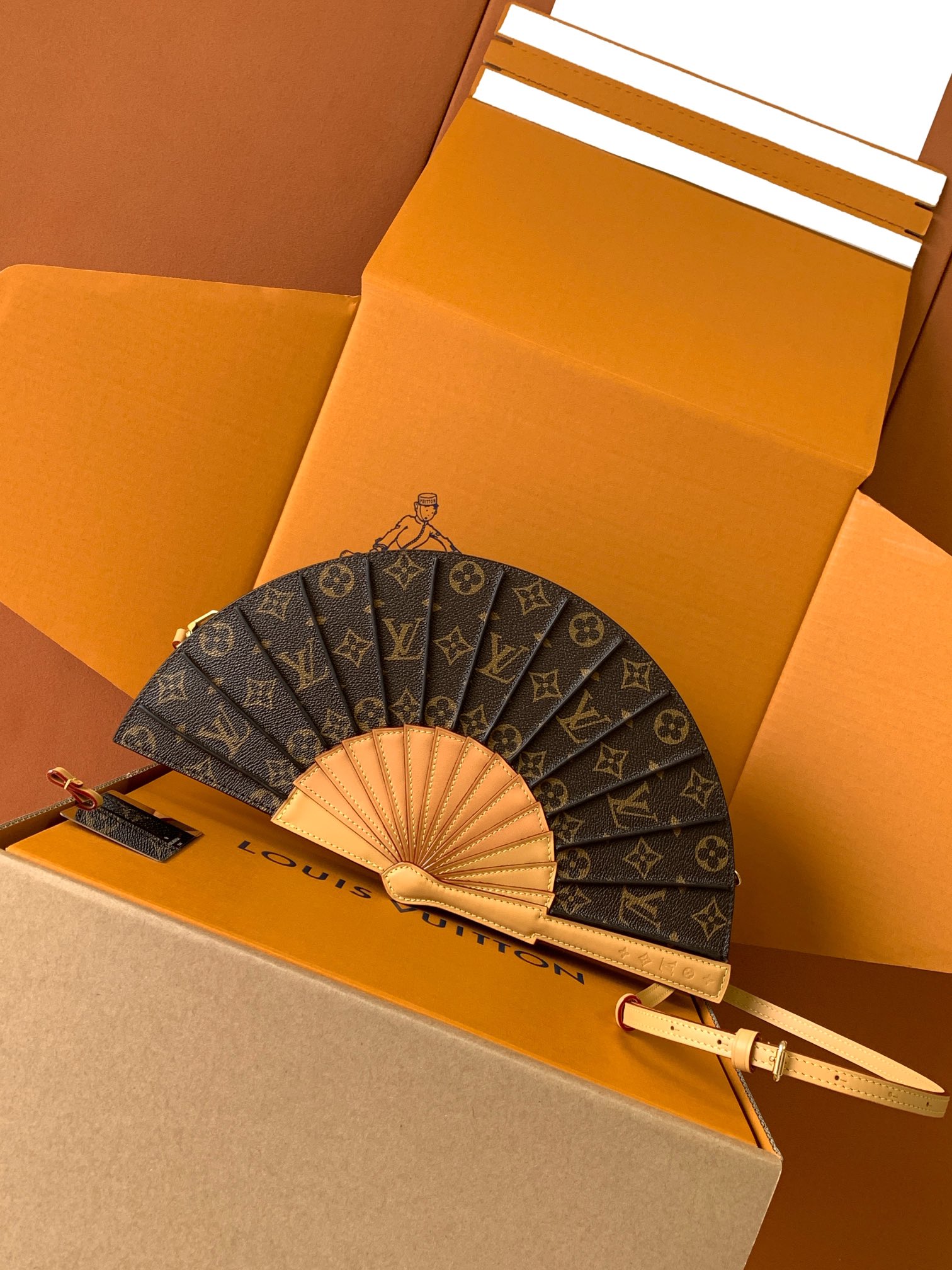 【全钢MB厂】 𝟏𝟔𝟑𝐜𝟎𝟏动态芯片
𝐋𝐕 𝐅𝐚𝐧 手袋取材 𝐌𝐨𝐧𝐨𝐠𝐫𝐚𝐦 帆布，以别致设计亮相 𝟐