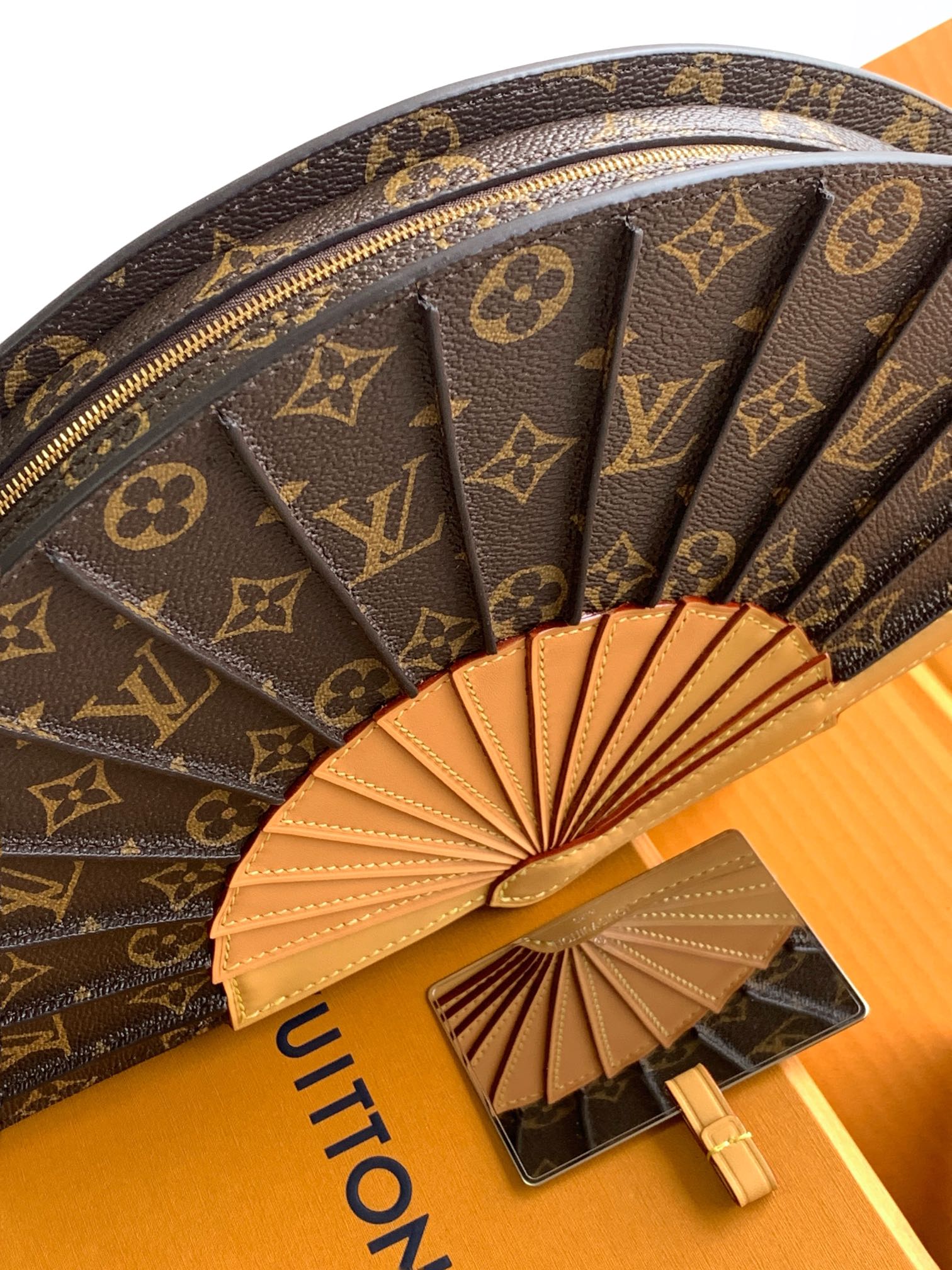 【全钢MB厂】 𝟏𝟔𝟑𝐜𝟎𝟏动态芯片
𝐋𝐕 𝐅𝐚𝐧 手袋取材 𝐌𝐨𝐧𝐨𝐠𝐫𝐚𝐦 帆布，以别致设计亮相 𝟐