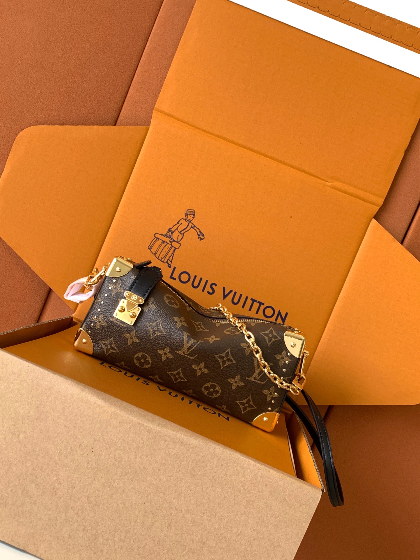 Louis Vuitton 全钢 M13147 SlimTrunk手袋以优雅之姿亮相2025 Cruise早春秀场