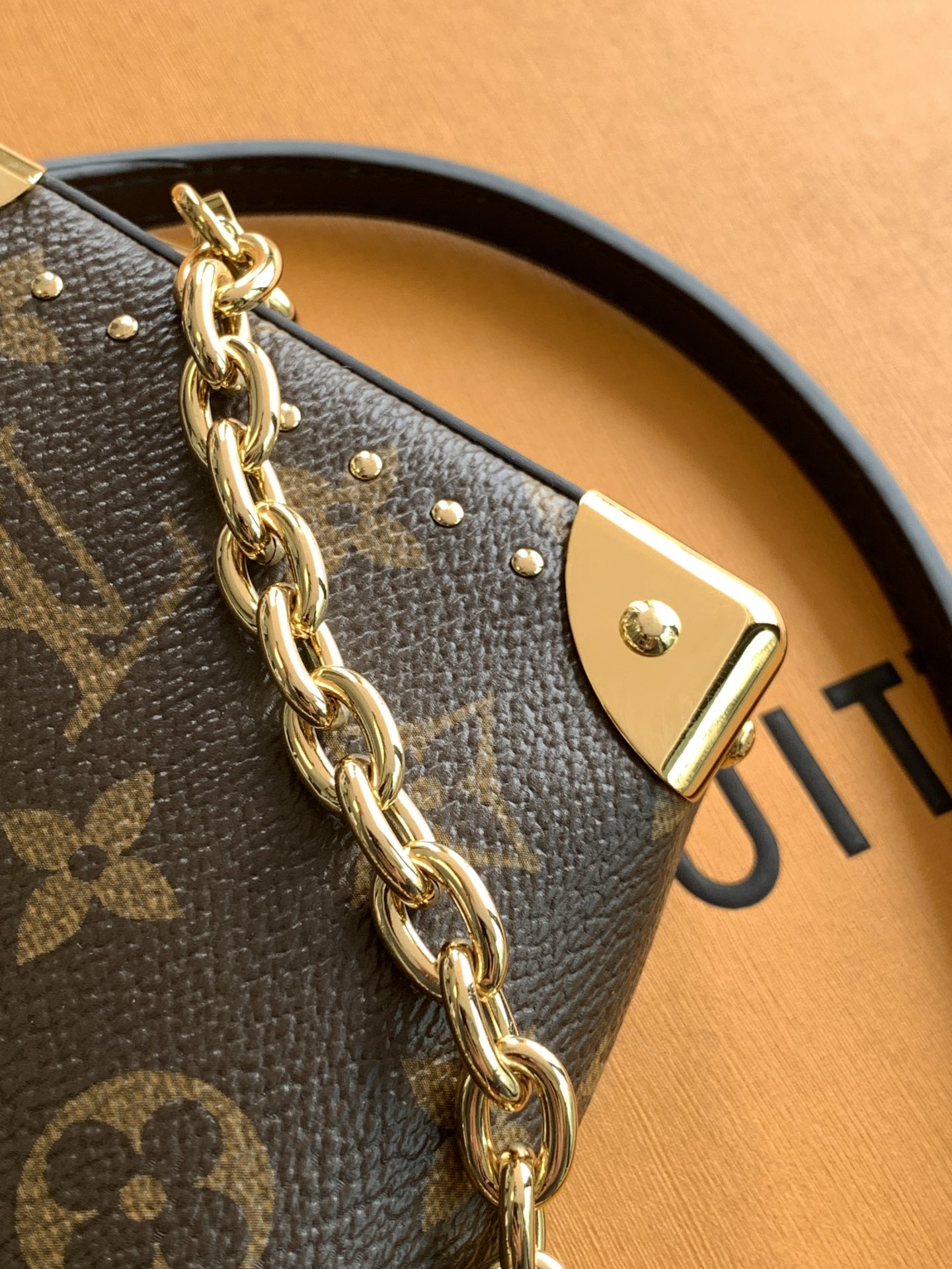 Louis Vuitton 全钢 M13147 SlimTrunk手袋以优雅之姿亮相2025 Cruise早春秀场