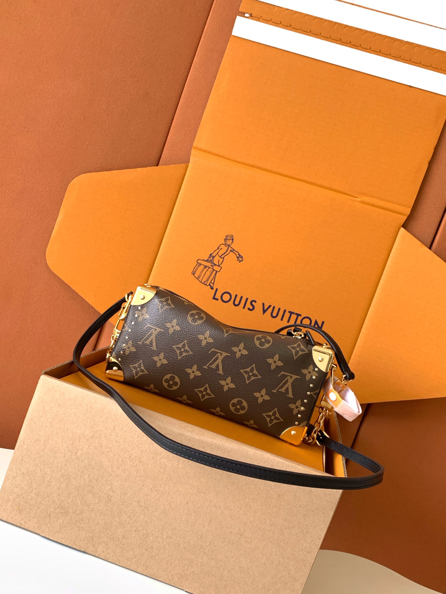 Louis Vuitton 全钢 M13147 SlimTrunk手袋以优雅之姿亮相2025 Cruise早春秀场