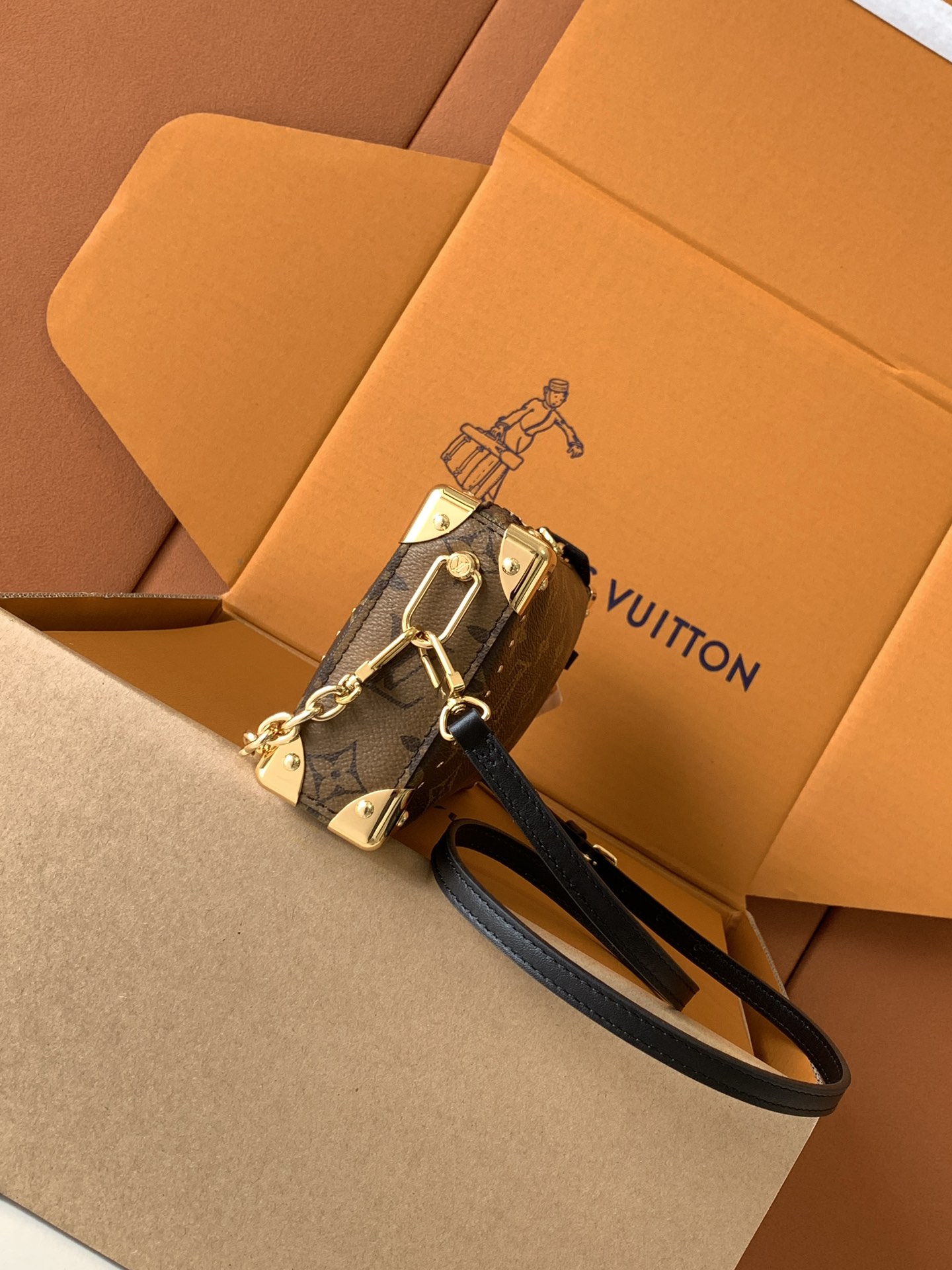 Louis Vuitton 全钢 M13147 SlimTrunk手袋以优雅之姿亮相2025 Cruise早春秀场
