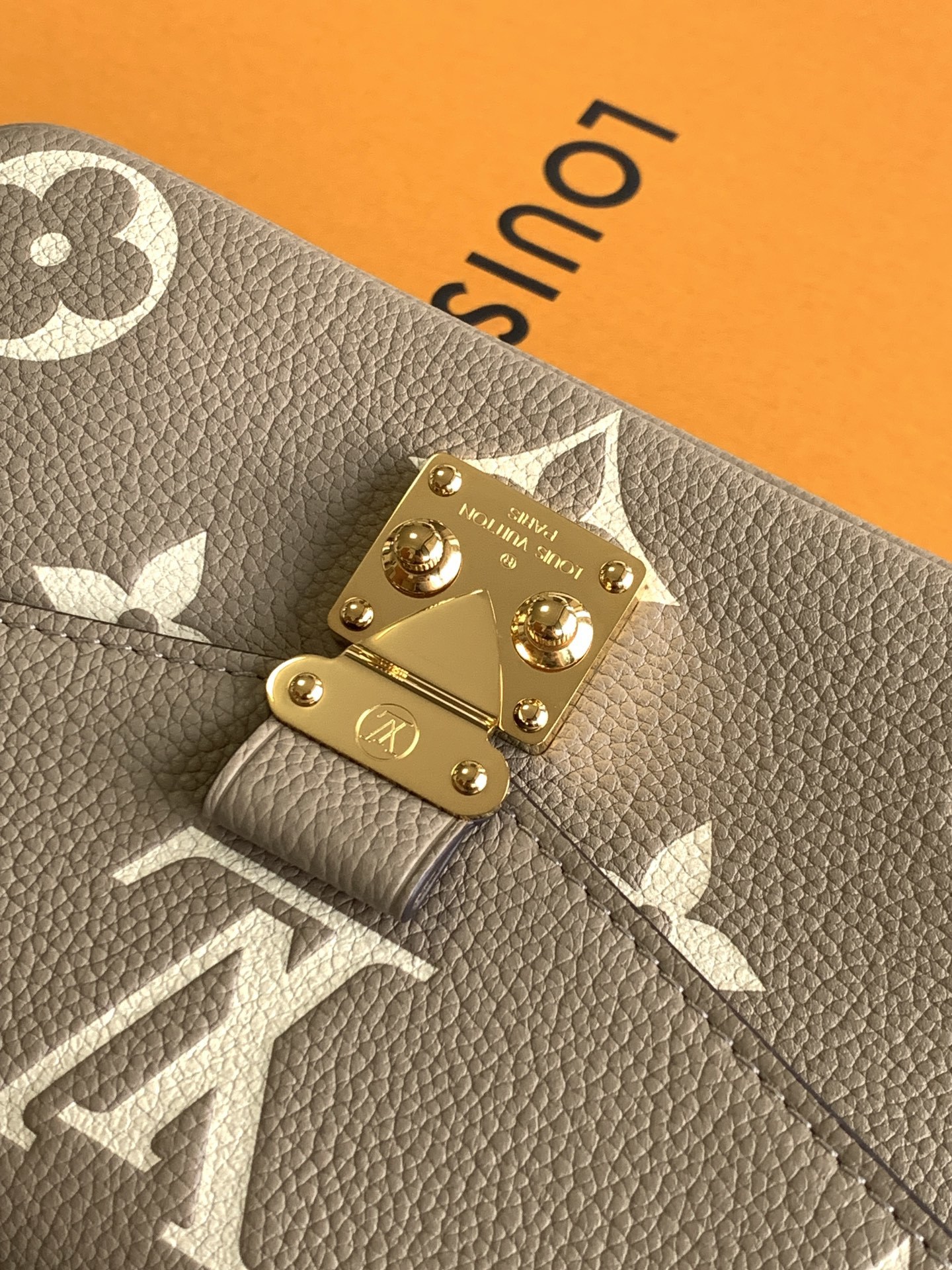 【特级MB芯片版原厂皮】本款 Pochette Metis East West型号:M23081大象灰动