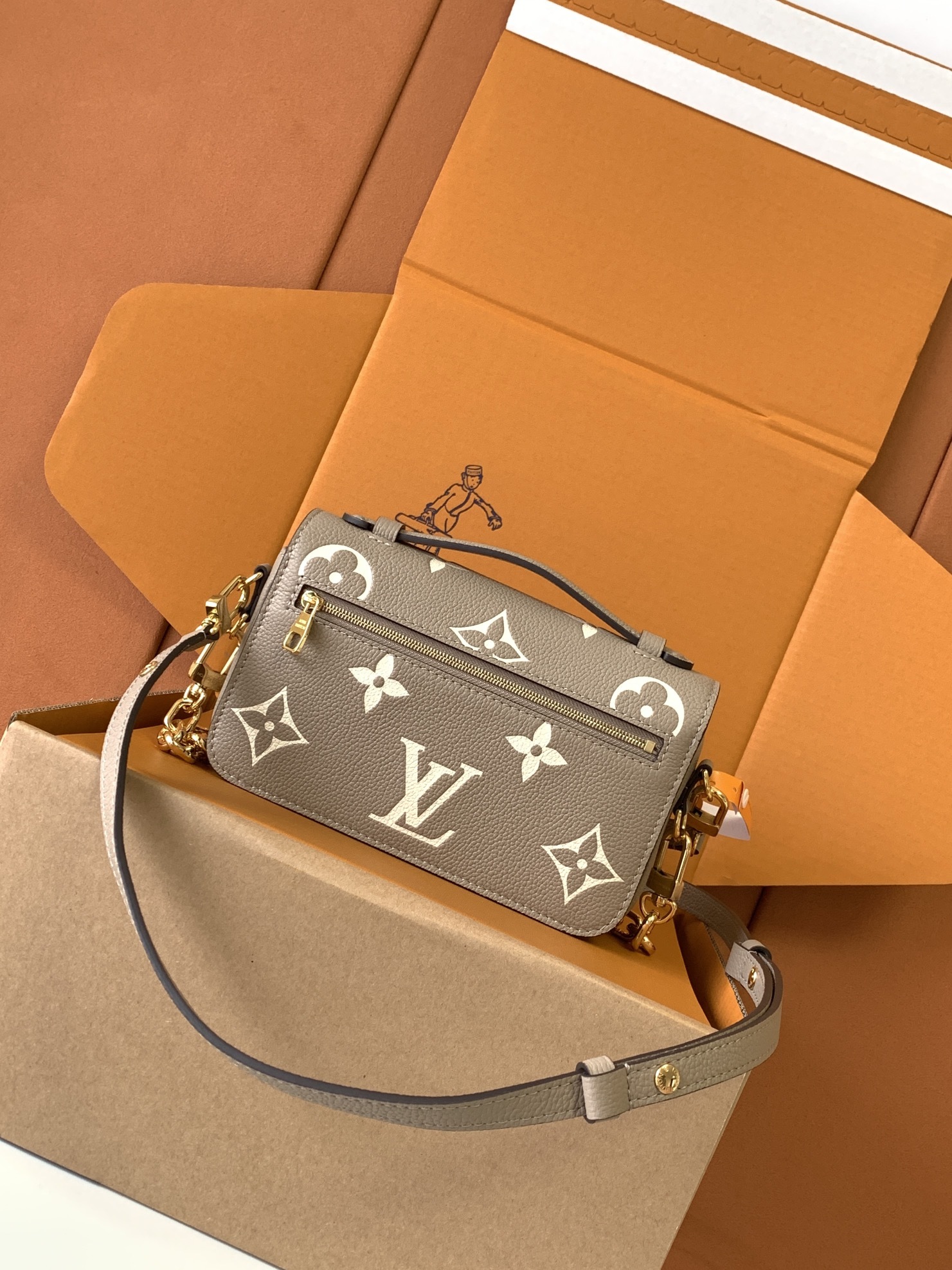 【特级MB芯片版原厂皮】本款 Pochette Metis East West型号:M23081大象灰动