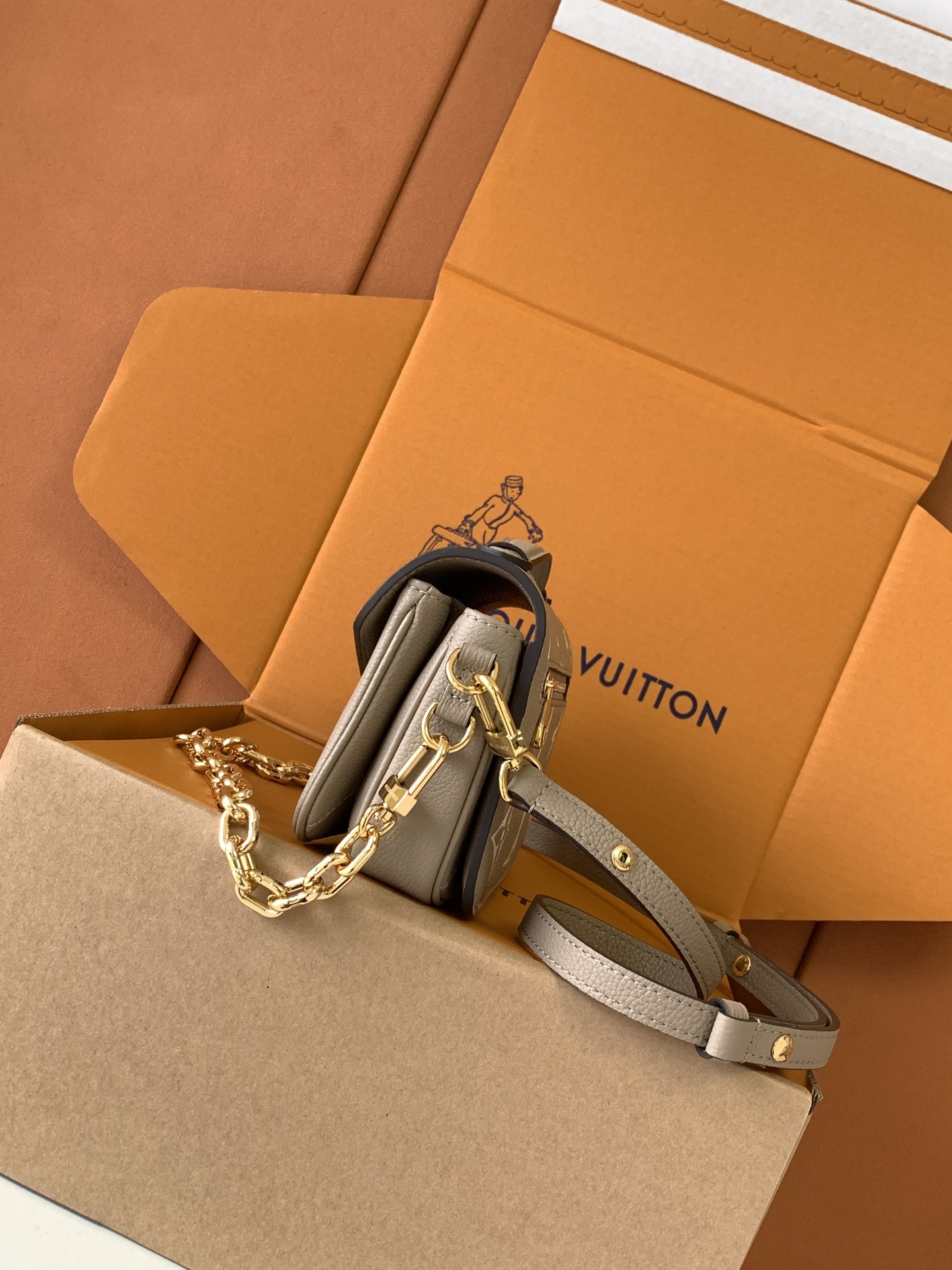 【特级MB芯片版原厂皮】本款 Pochette Metis East West型号:M23081大象灰动