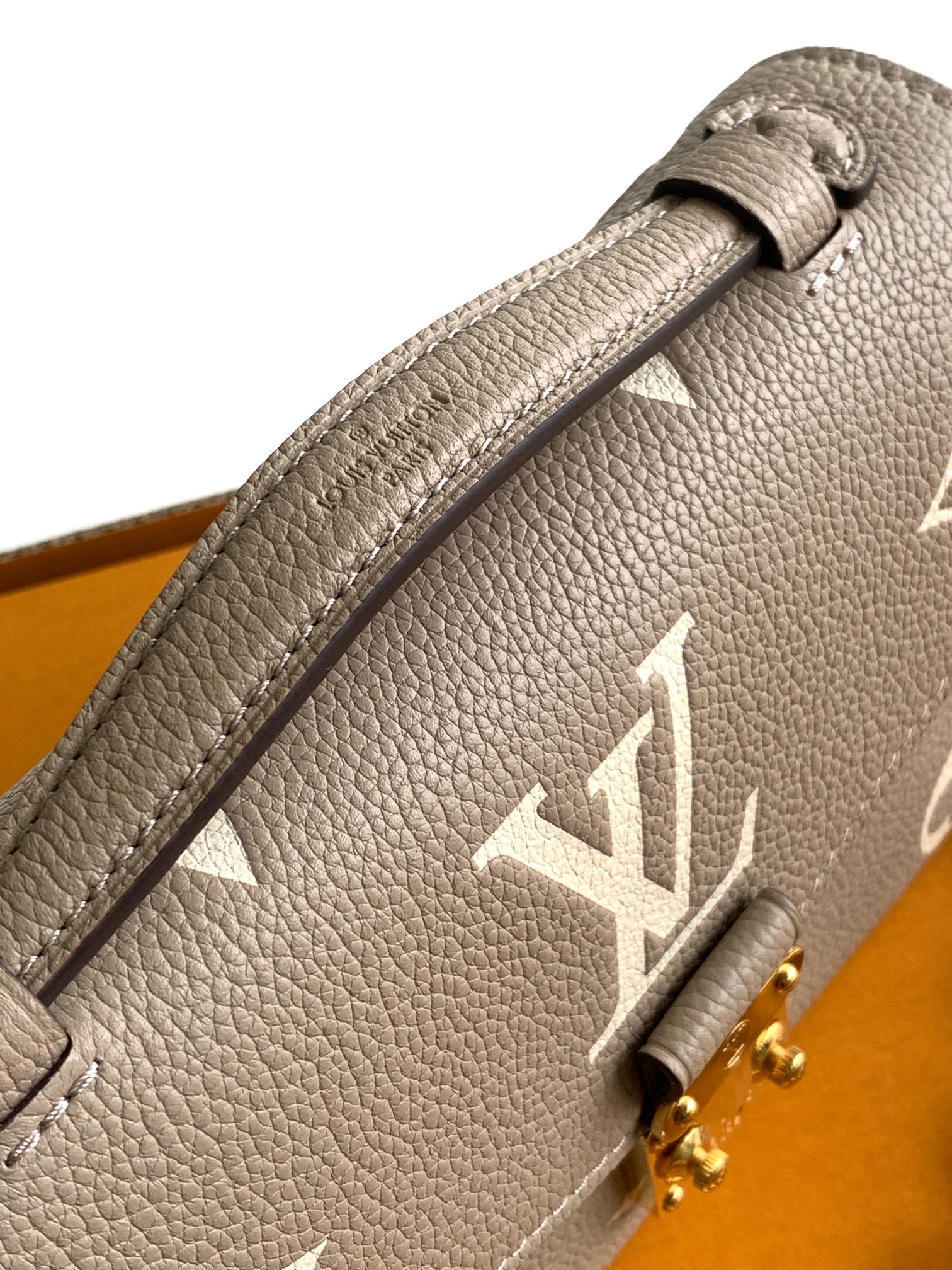 【特级MB芯片版原厂皮】本款 Pochette Metis East West型号:M23081大象灰动