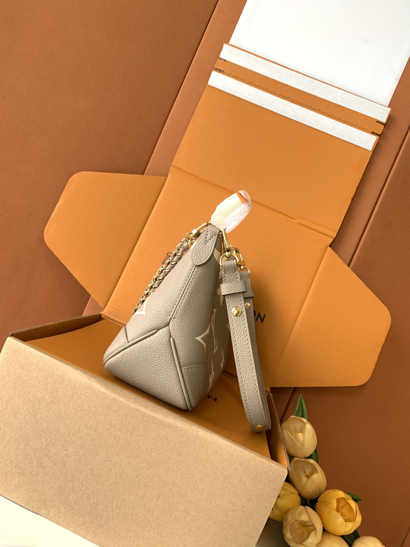 【特级MB芯片版原厂皮】本款Boulogne 手袋选用 Monogram Empreinte 皮革重绎经