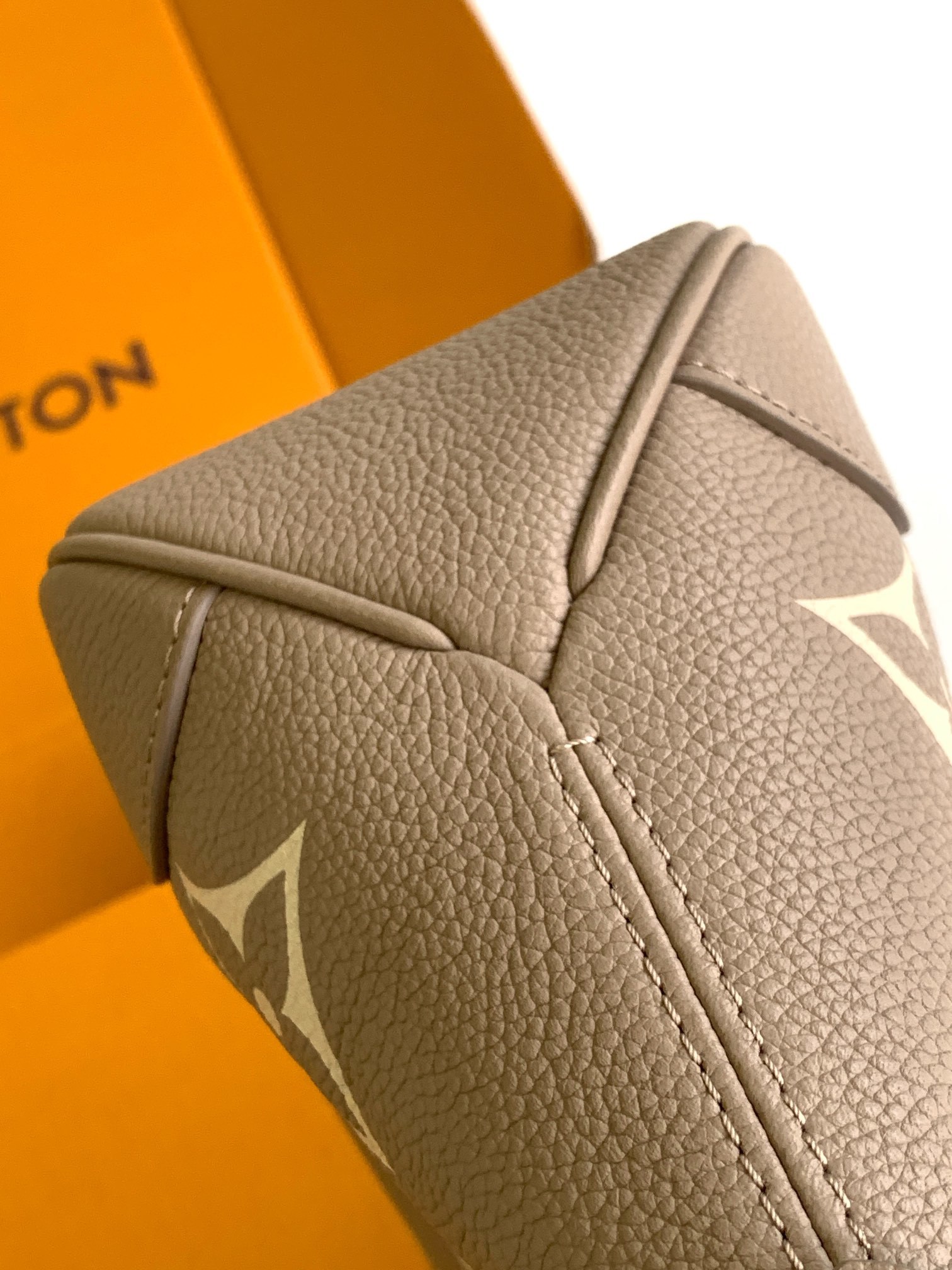 【特级MB芯片版原厂皮】本款Boulogne 手袋选用 Monogram Empreinte 皮革重绎经