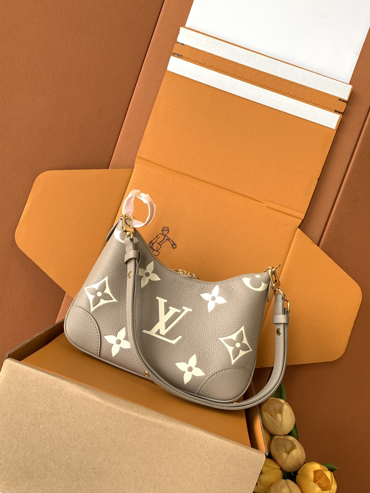 【特级MB芯片版原厂皮】本款Boulogne 手袋选用 Monogram Empreinte 皮革重绎经