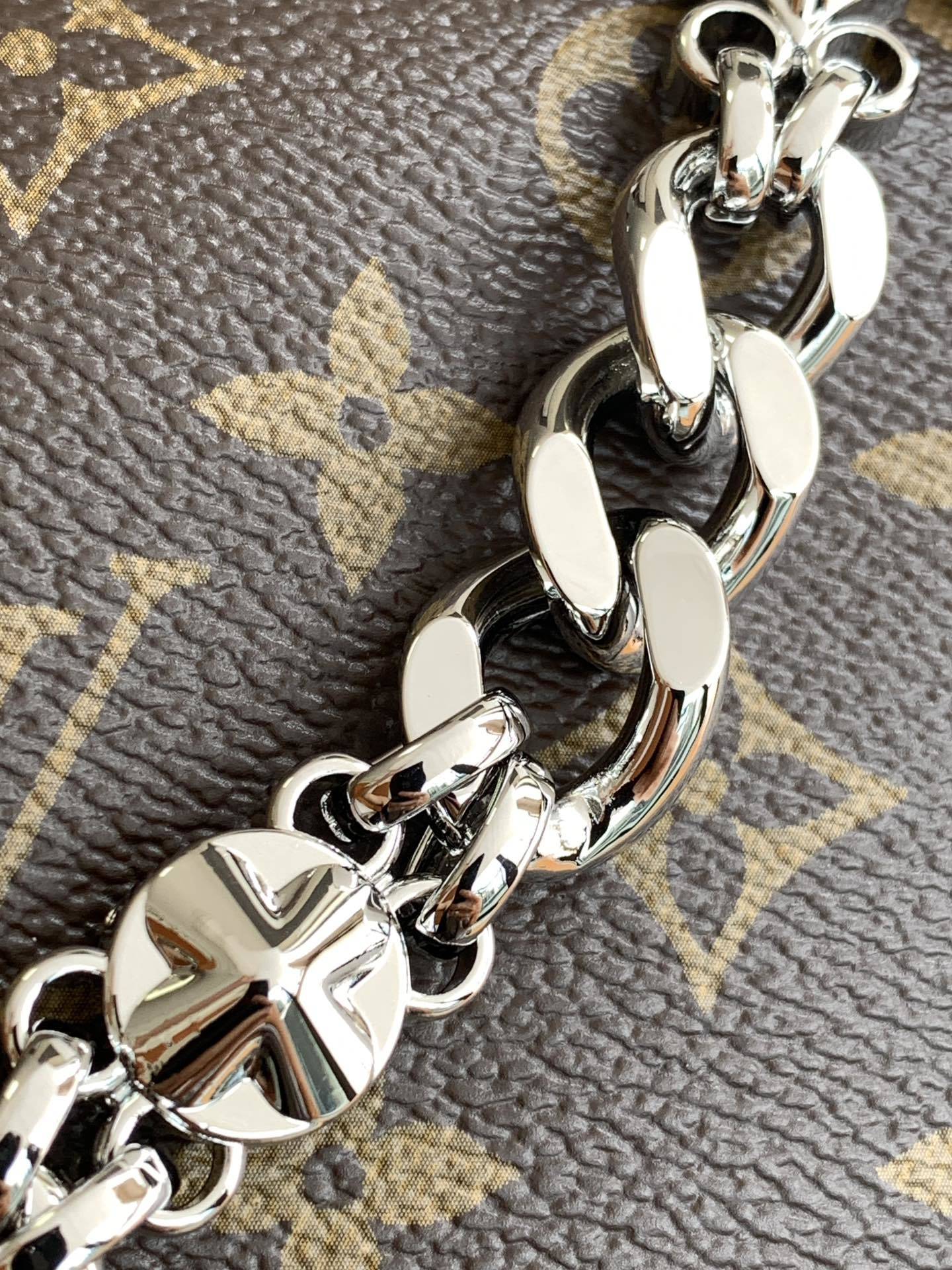 【特级MB芯片版原厂皮】 Speedy Soft 30 Dark手袋以瞩目风姿成就旅途良伴。型号:M12