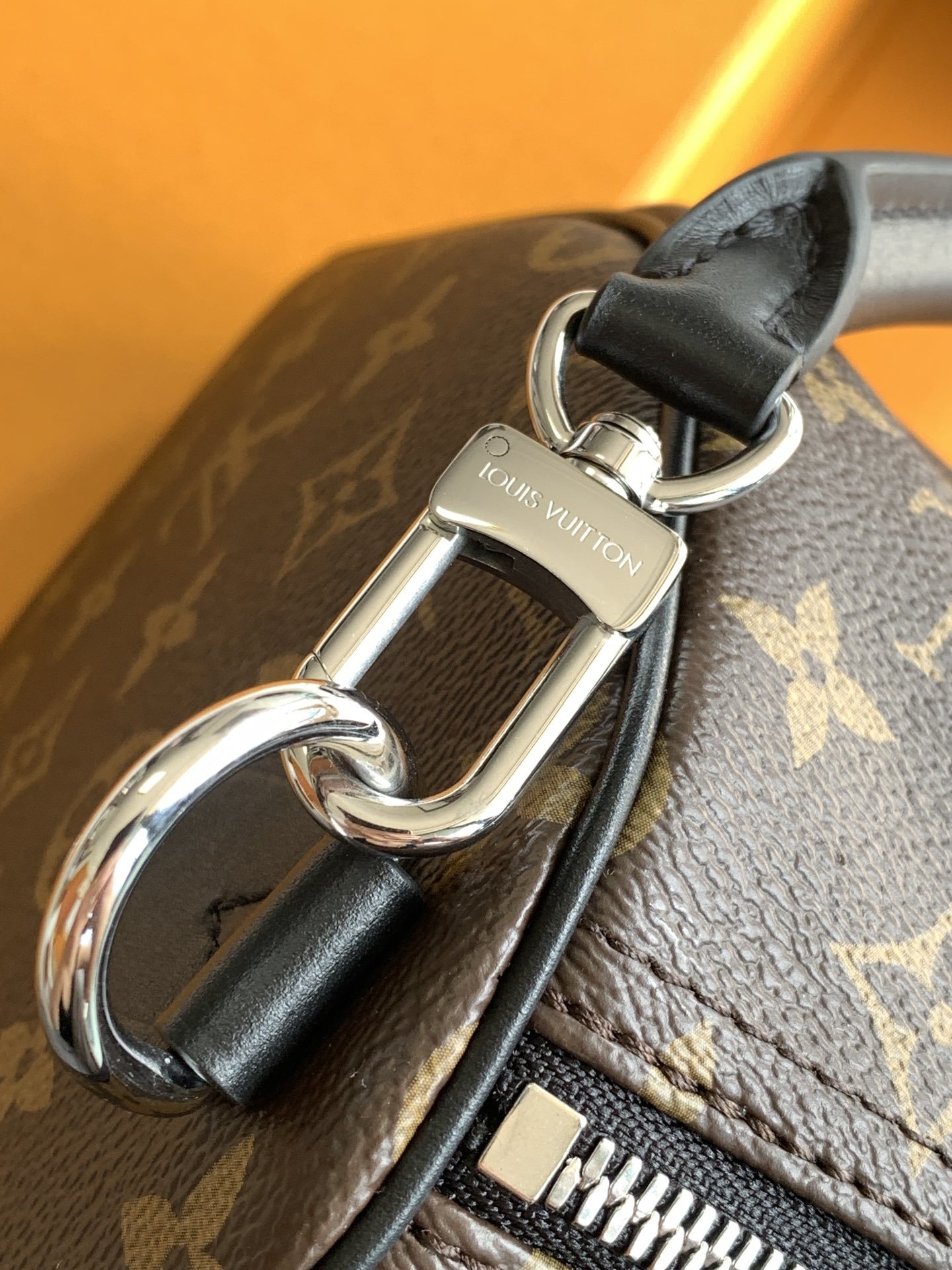 【特级MB芯片版原厂皮】 Speedy Soft 30 Dark手袋以瞩目风姿成就旅途良伴。型号:M12