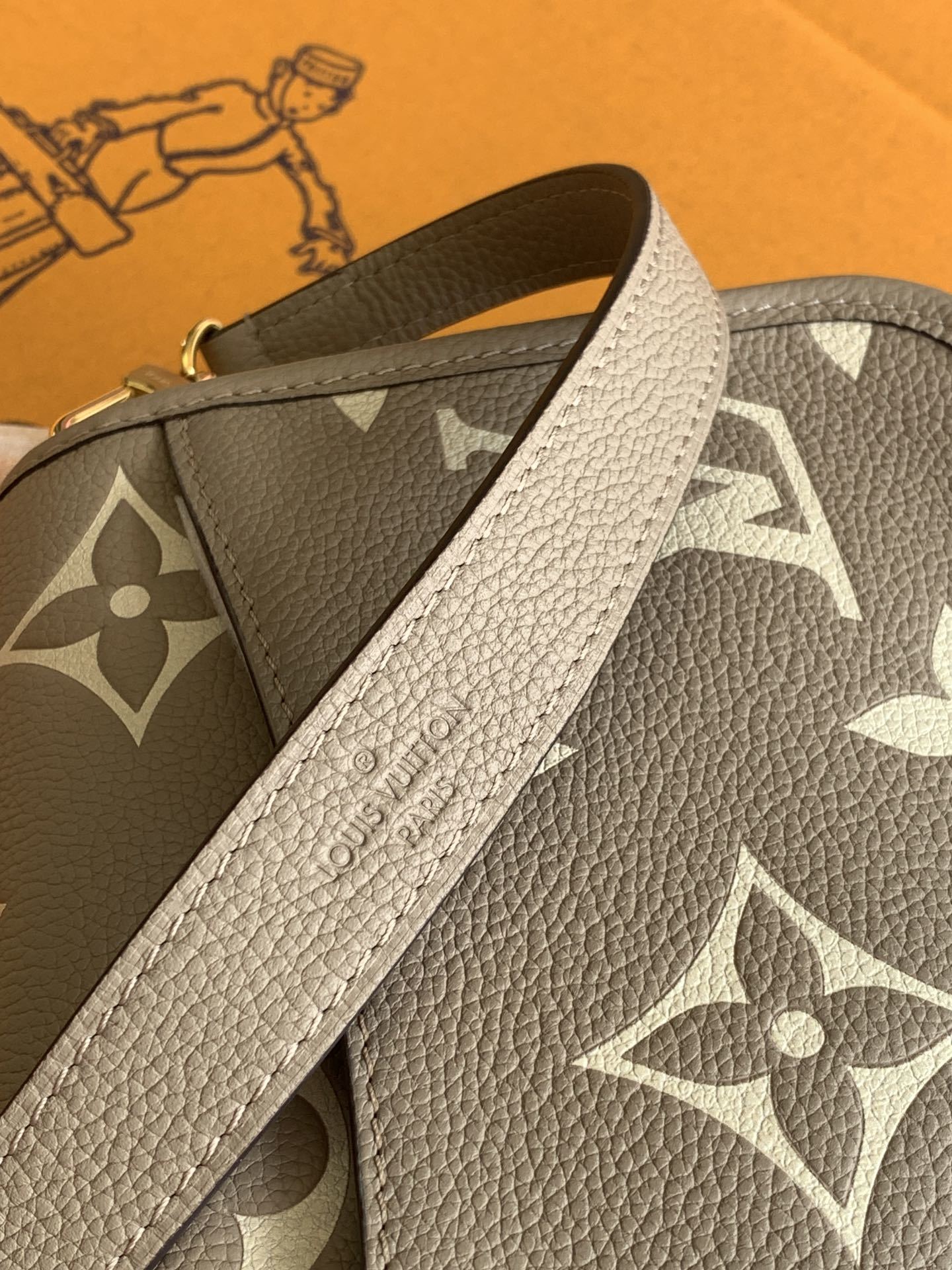 Diane 手袋【特级加强版】型号: M46583皮料: 是意大利A级皮料五金: 采用进口A级全钢五金包