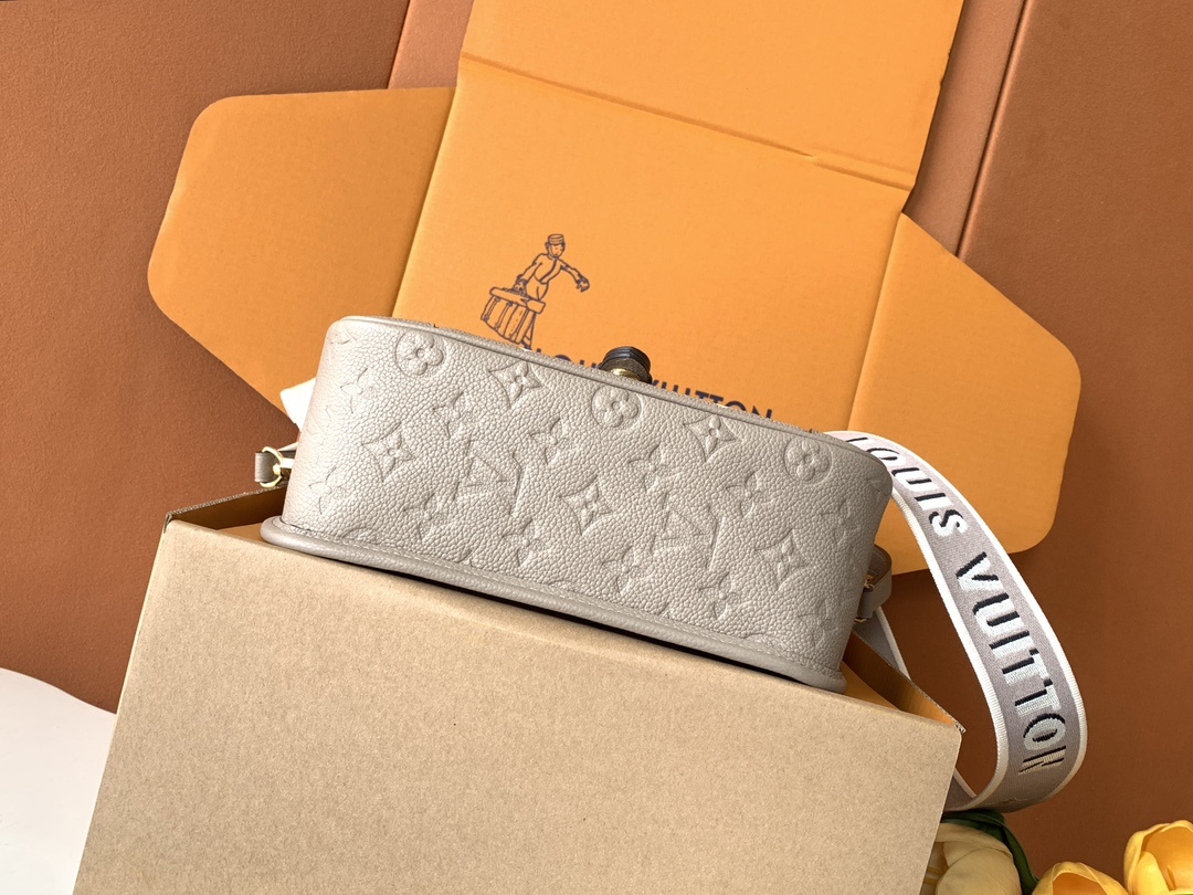 Diane 手袋【特级加强版】型号: M46583皮料: 是意大利A级皮料五金: 采用进口A级全钢五金包