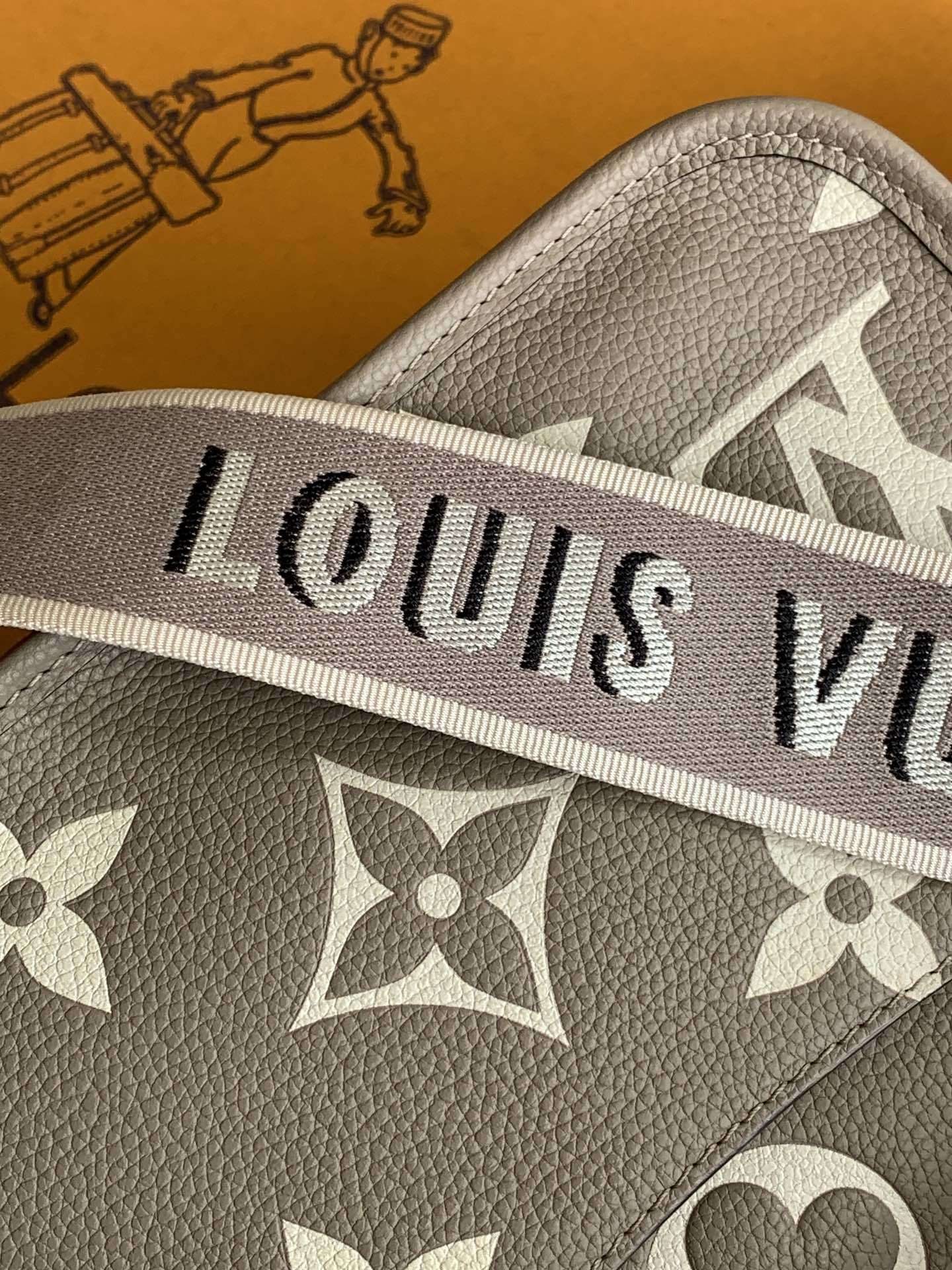 Diane 手袋【特级加强版】型号: M46583皮料: 是意大利A级皮料五金: 采用进口A级全钢五金包