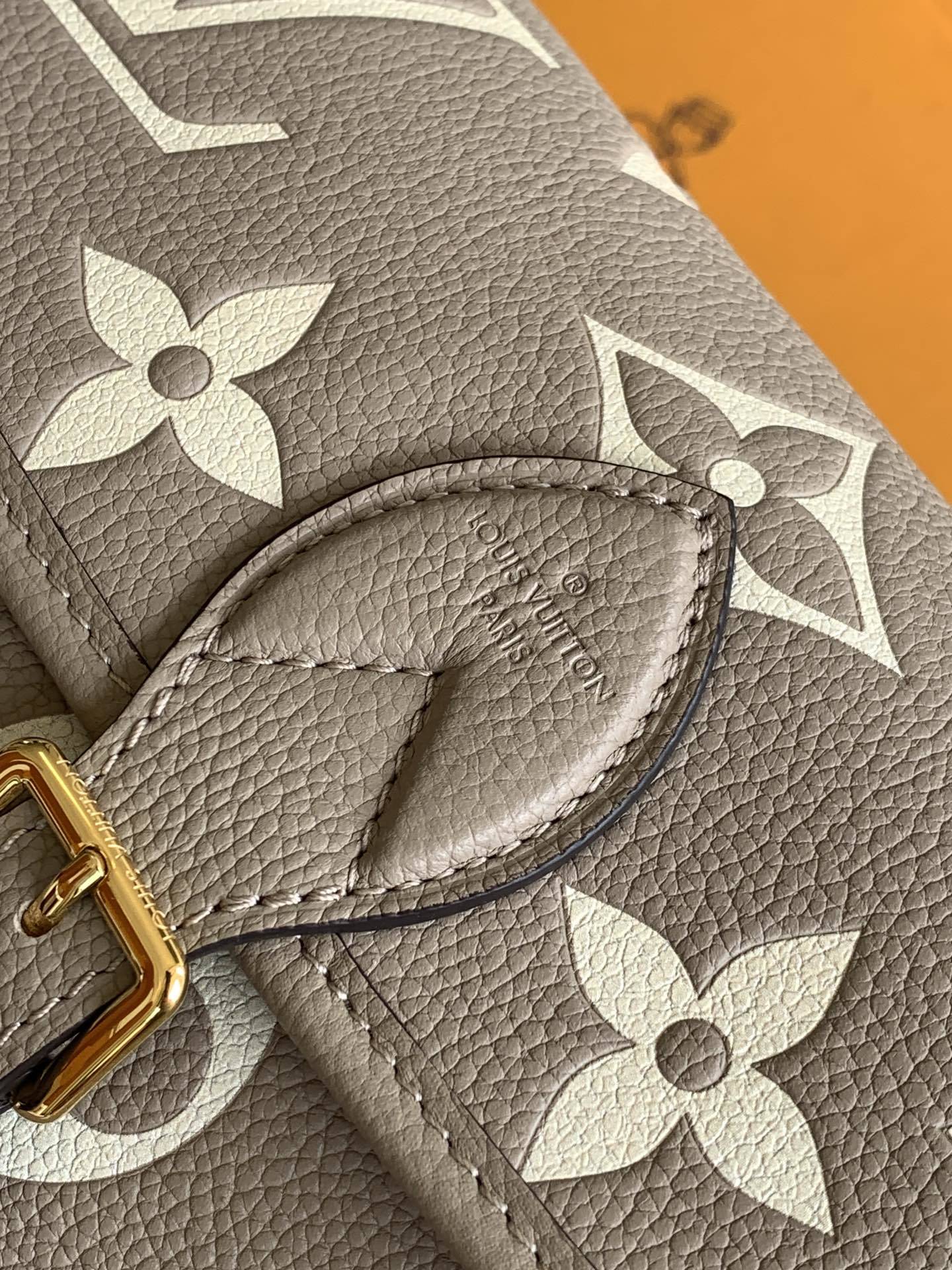 Diane 手袋【特级加强版】型号: M46583皮料: 是意大利A级皮料五金: 采用进口A级全钢五金包