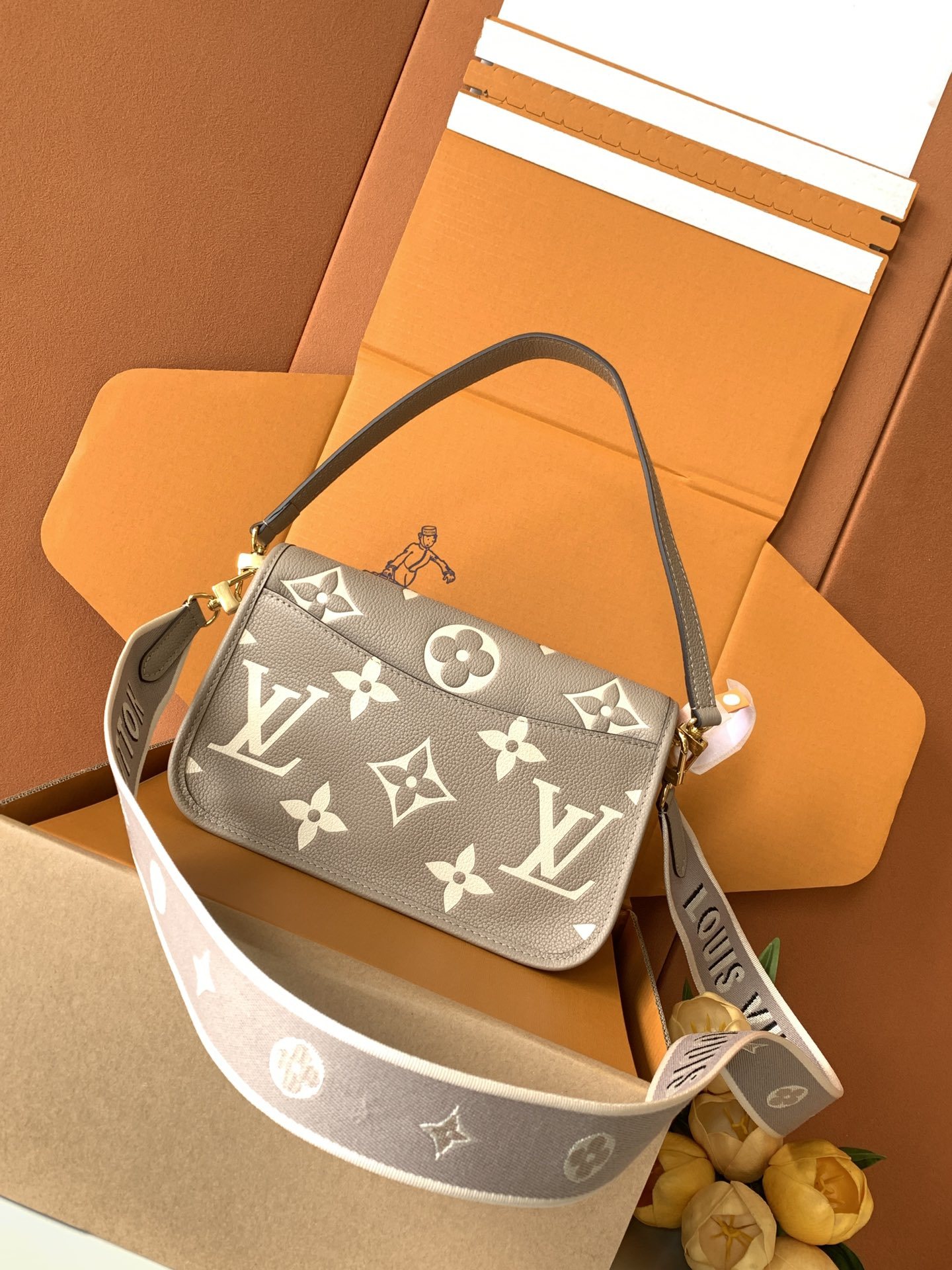 Diane 手袋【特级加强版】型号: M46583皮料: 是意大利A级皮料五金: 采用进口A级全钢五金包