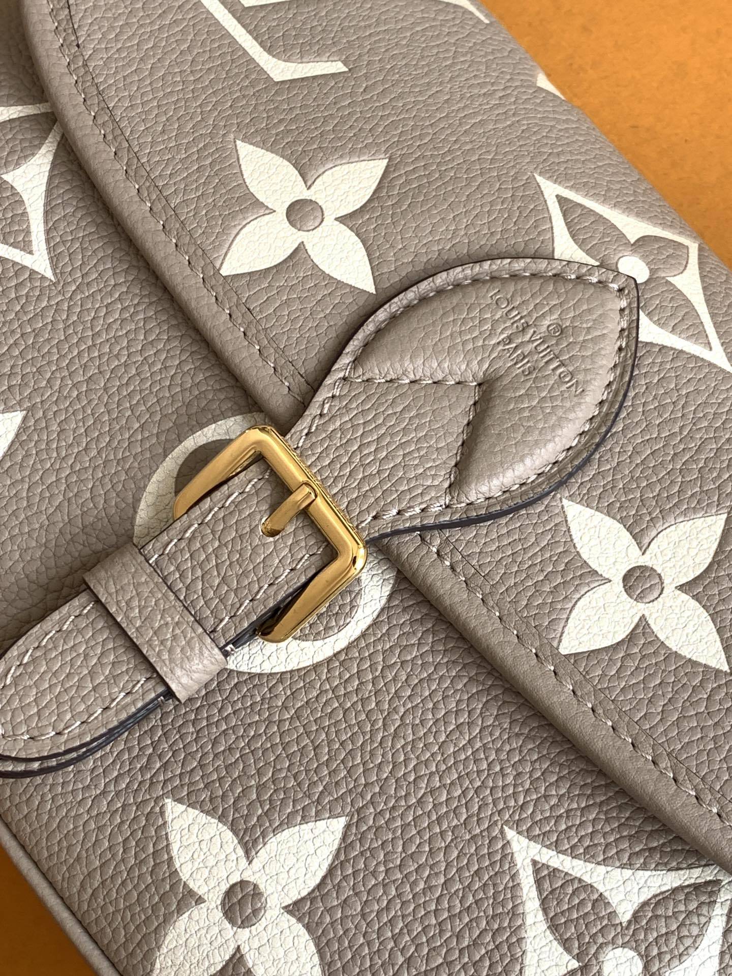 Diane 手袋【特级加强版】型号: M46583皮料: 是意大利A级皮料五金: 采用进口A级全钢五金包