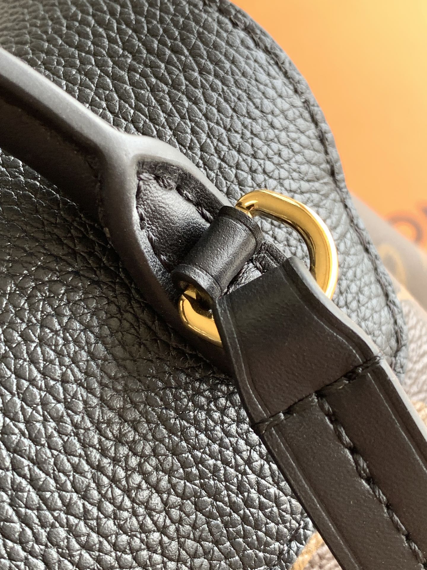 💰820 独家首发型号:M45515【特级加强版】Montsouris背包皮料是正品代工厂意大利A级皮料,专柜同步变码芯片,是在于品质、全钢五金、面料、手工、油边、A级高品质出品、全面再次升级、拍摄图跟产品一致配图上的全套包装。尺寸:27.5 x 33 x 14 厘米。