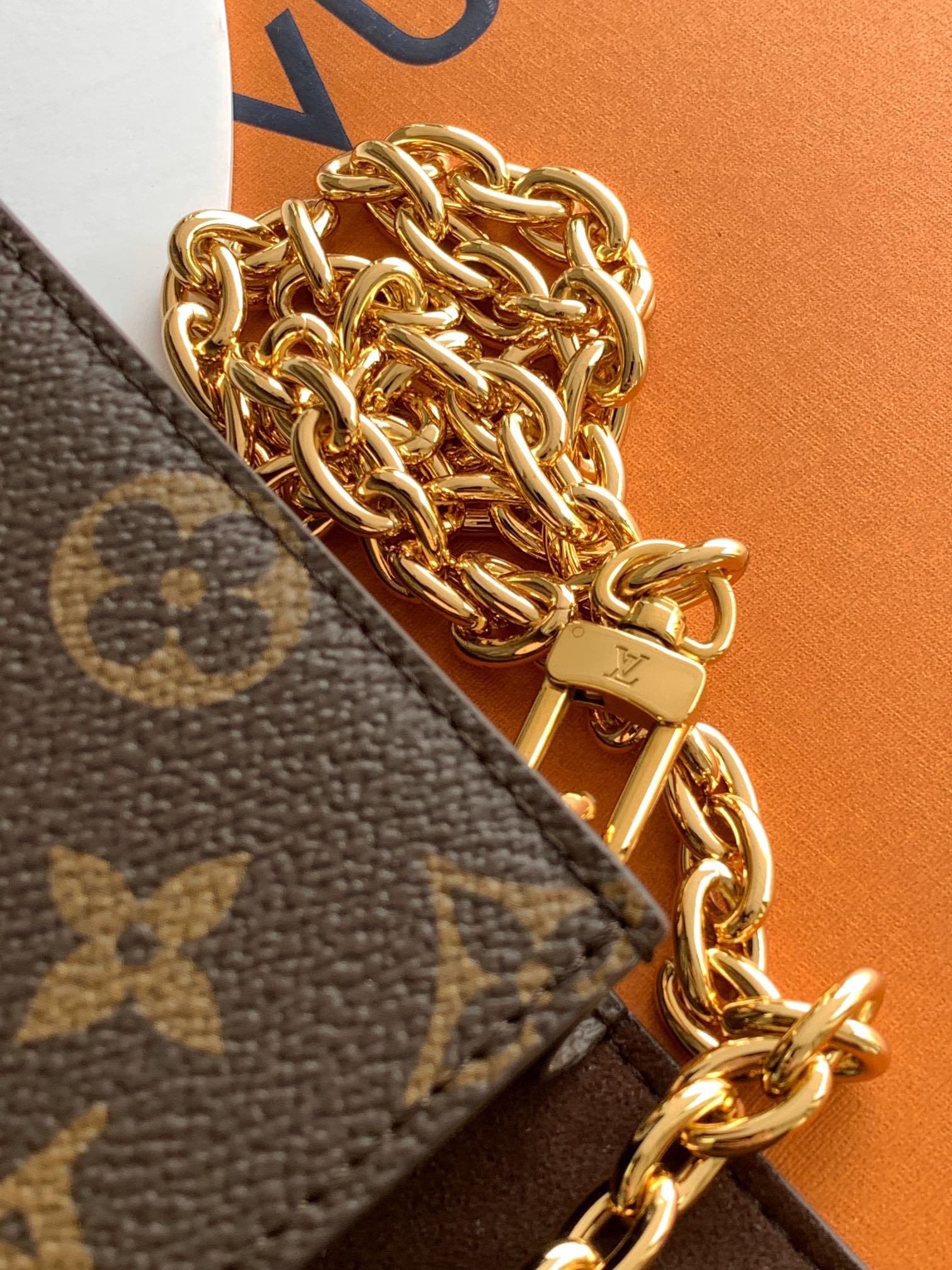 Louis Vuitton Métis 手机包 全钢 M13572 本款 Métis 手机包向路易威登 行李箱采撷灵感