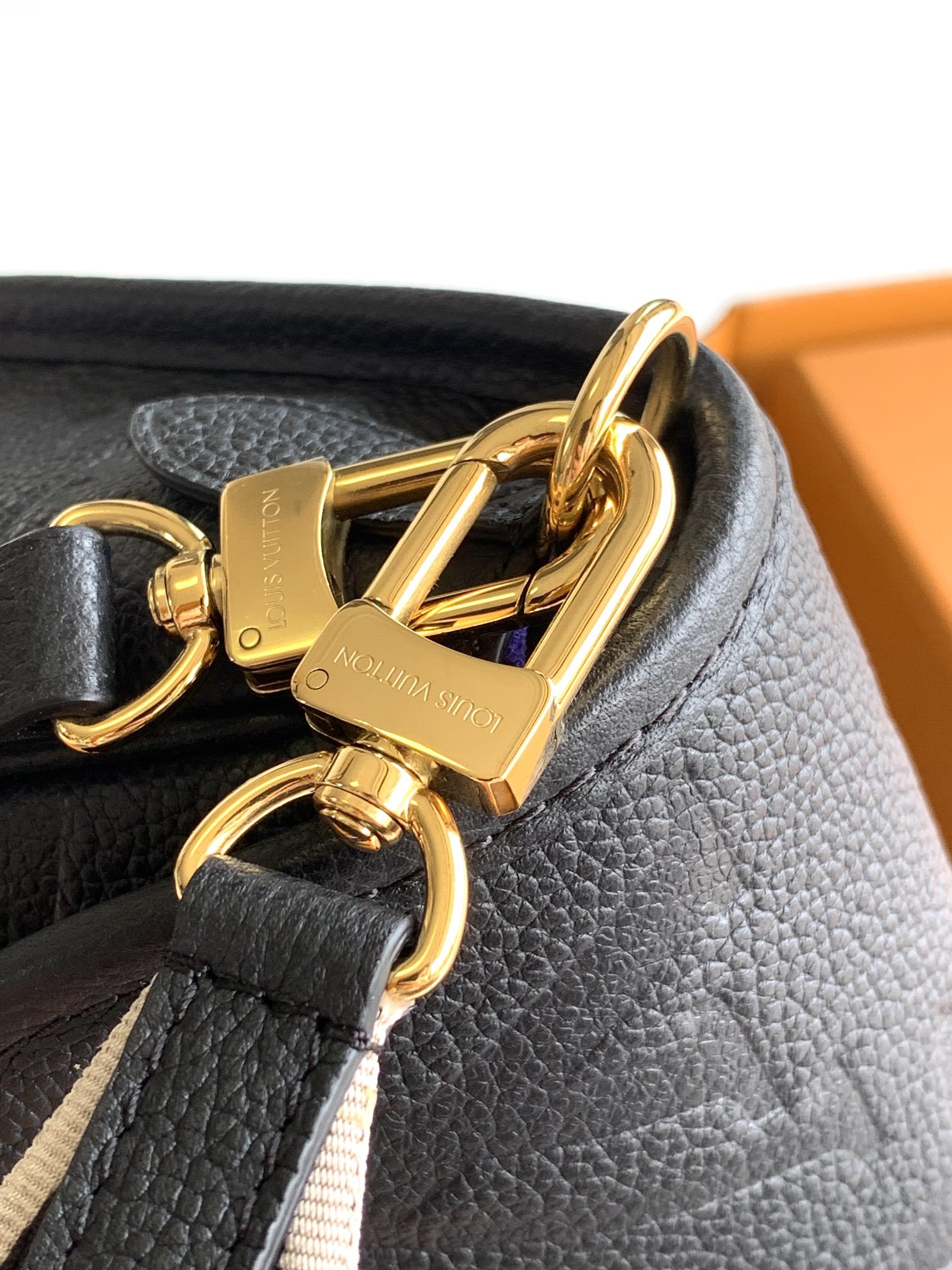 Diane 手袋【特级加强版】型号: M46386皮料: 是意大利A级皮料五金: 采用进口A级全钢五金包