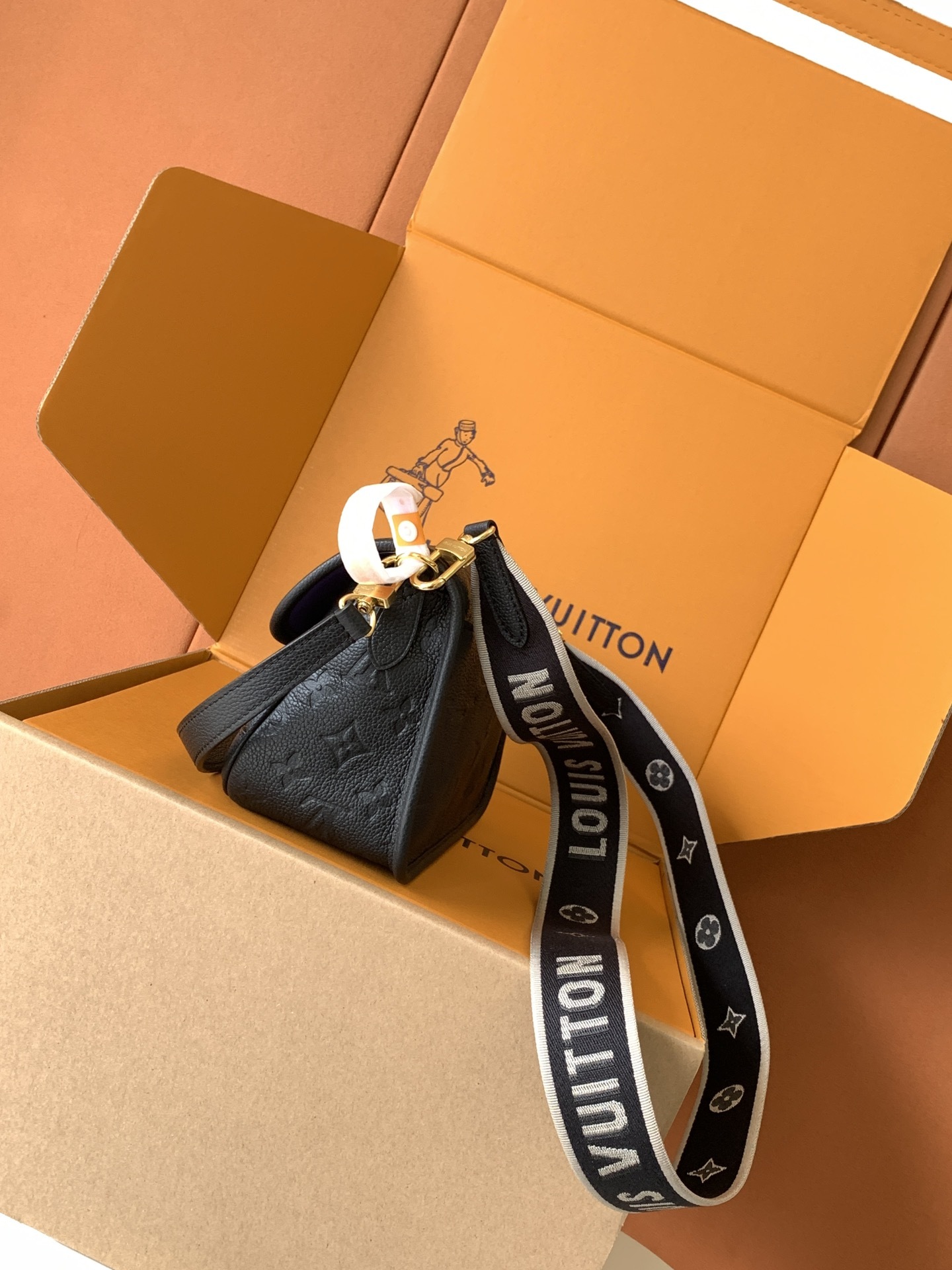 Diane 手袋【特级加强版】型号: M46386皮料: 是意大利A级皮料五金: 采用进口A级全钢五金包