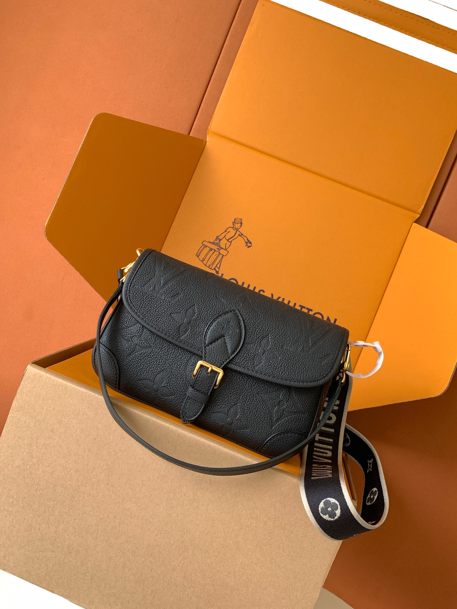 Diane 手袋【特级加强版】型号： M46386皮料： 是意大利A级皮料五金： 采用进口A级全钢五金包