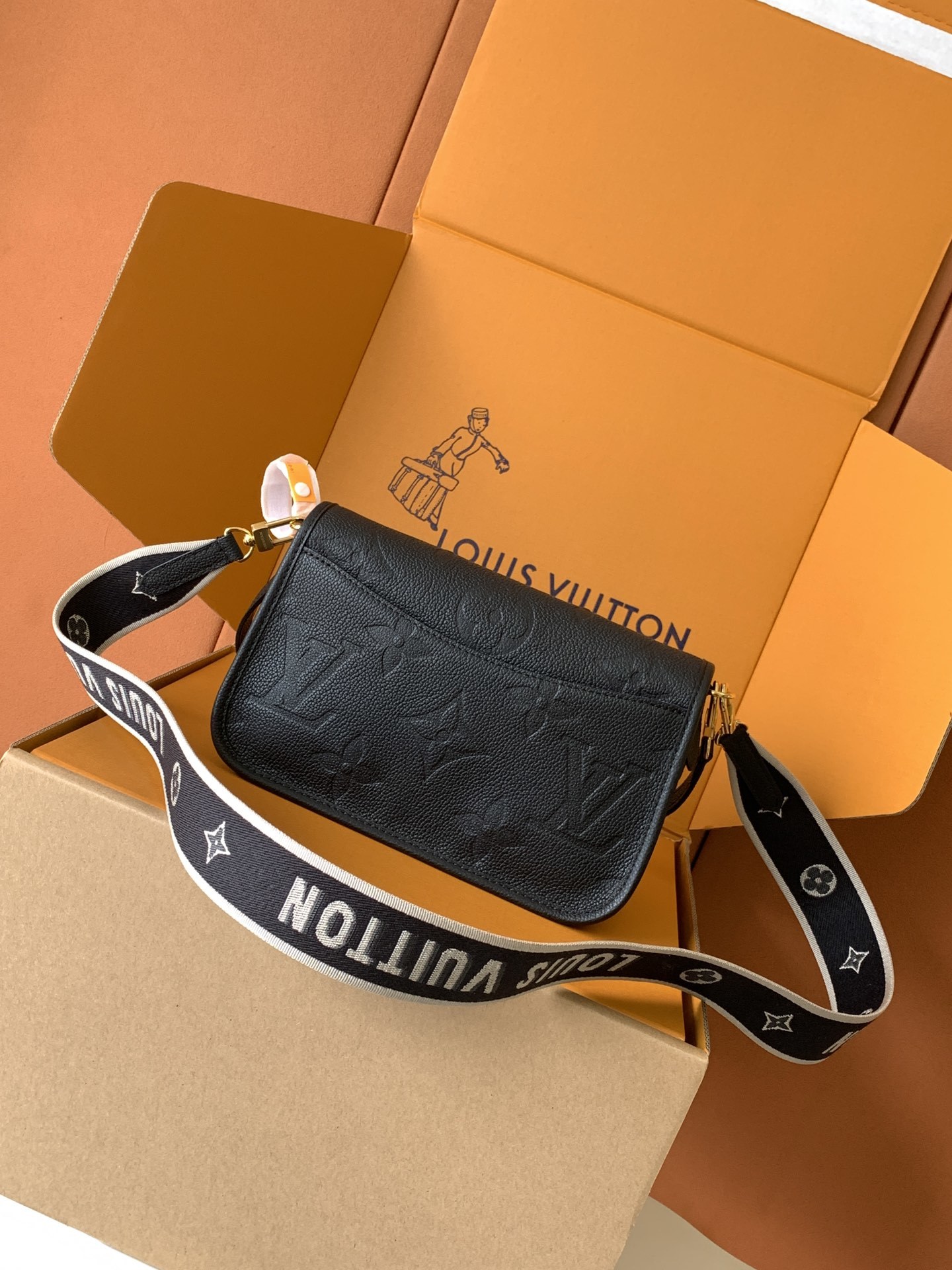 Diane 手袋【特级加强版】型号: M46386皮料: 是意大利A级皮料五金: 采用进口A级全钢五金包