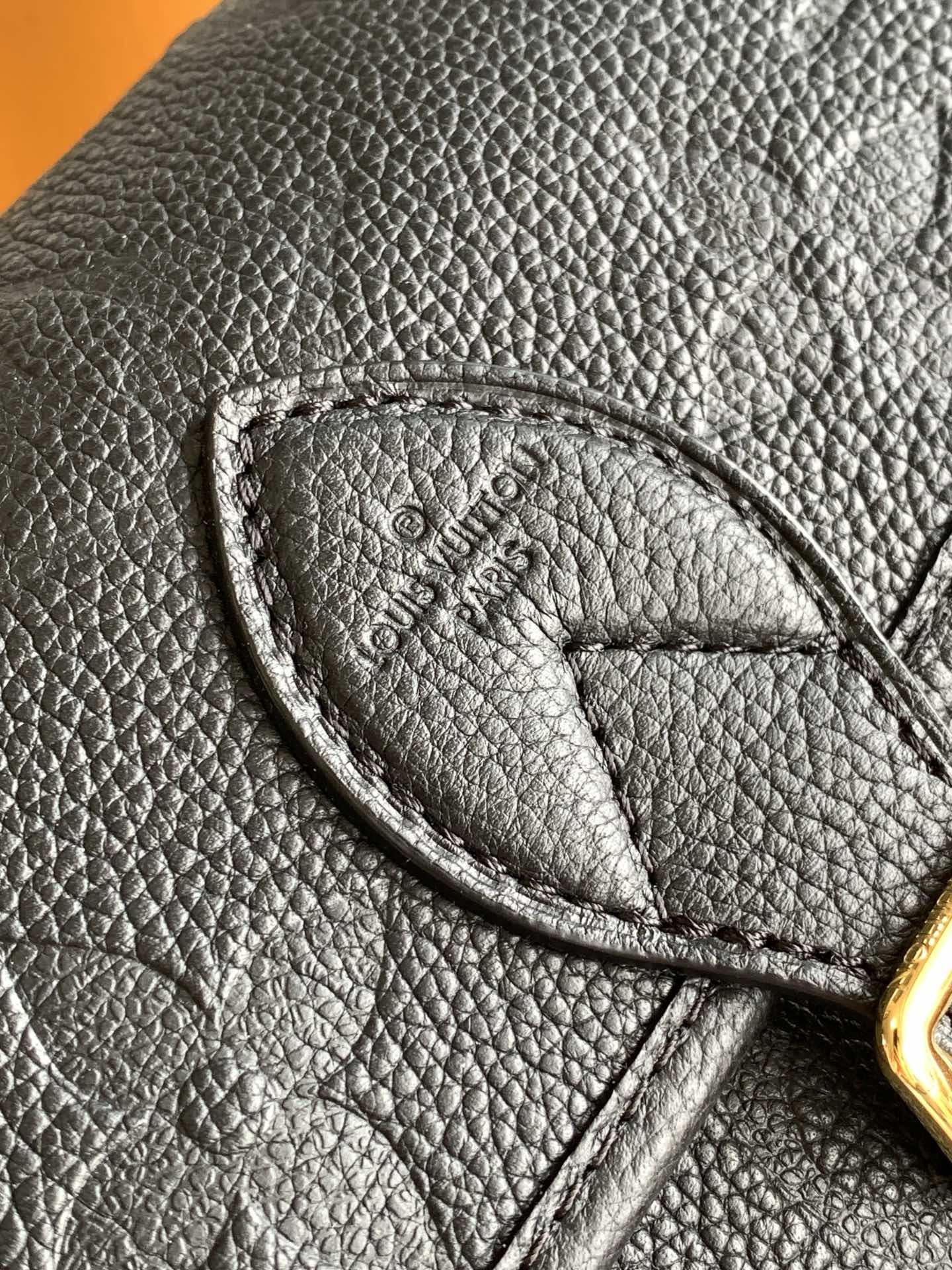 Diane 手袋【特级加强版】型号: M46386皮料: 是意大利A级皮料五金: 采用进口A级全钢五金包