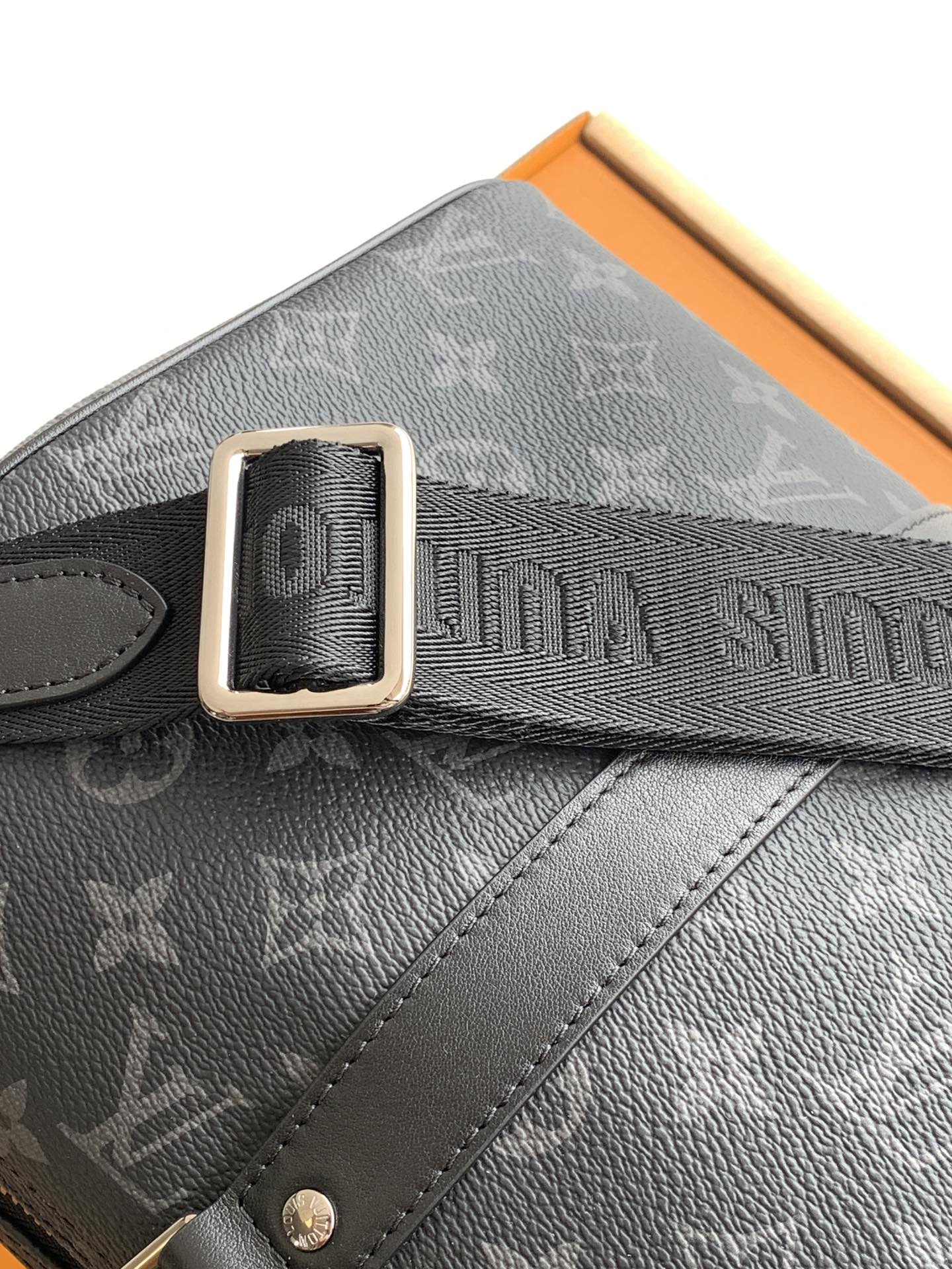 Louis Vuitton 全钢五金 M46655 皮料是