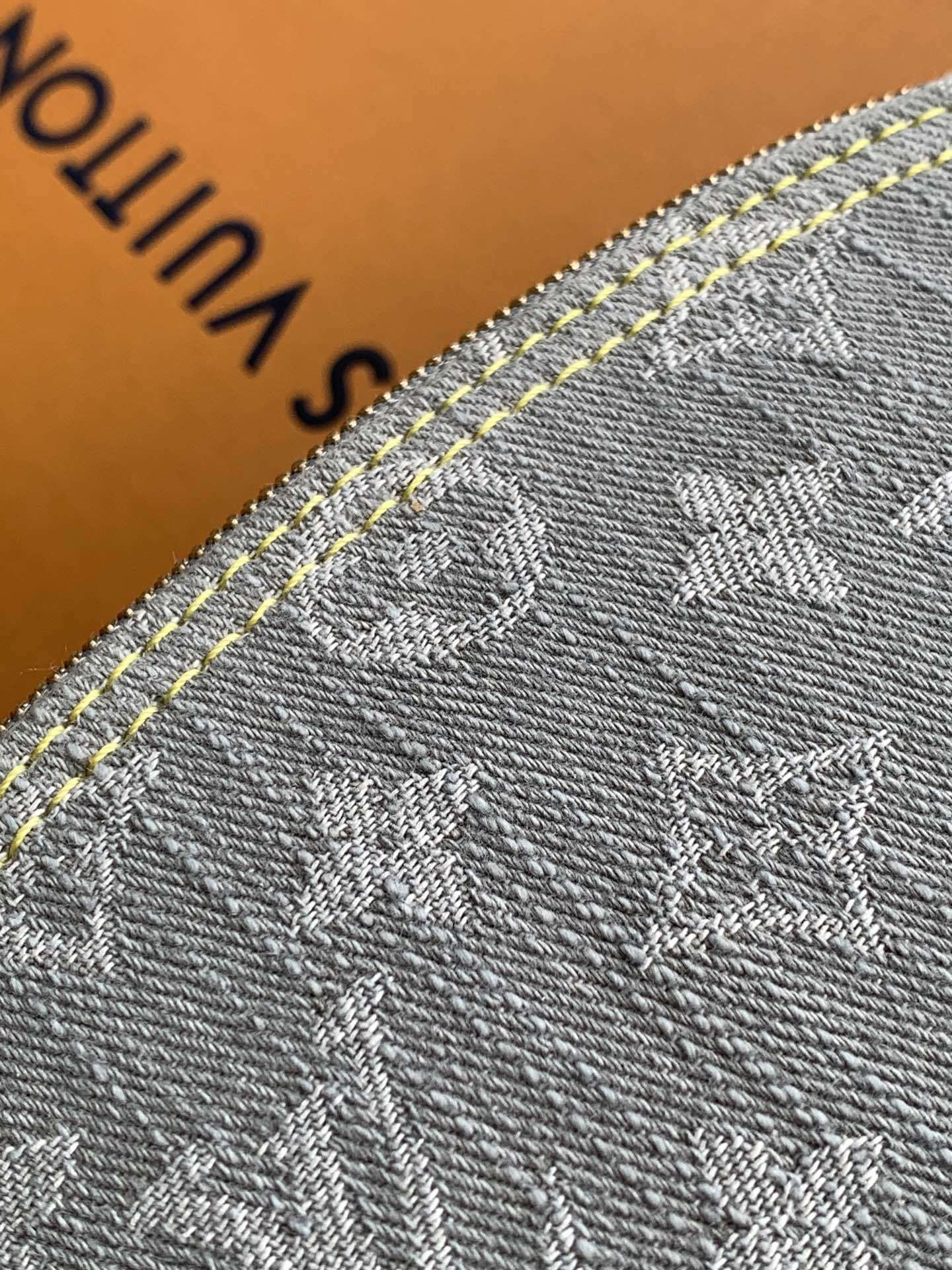 M13751 牛仔灰 本款化妆包以 Monogram Denim 棉布塑造紧凑构型,与牛皮革细节和莹泽拉
