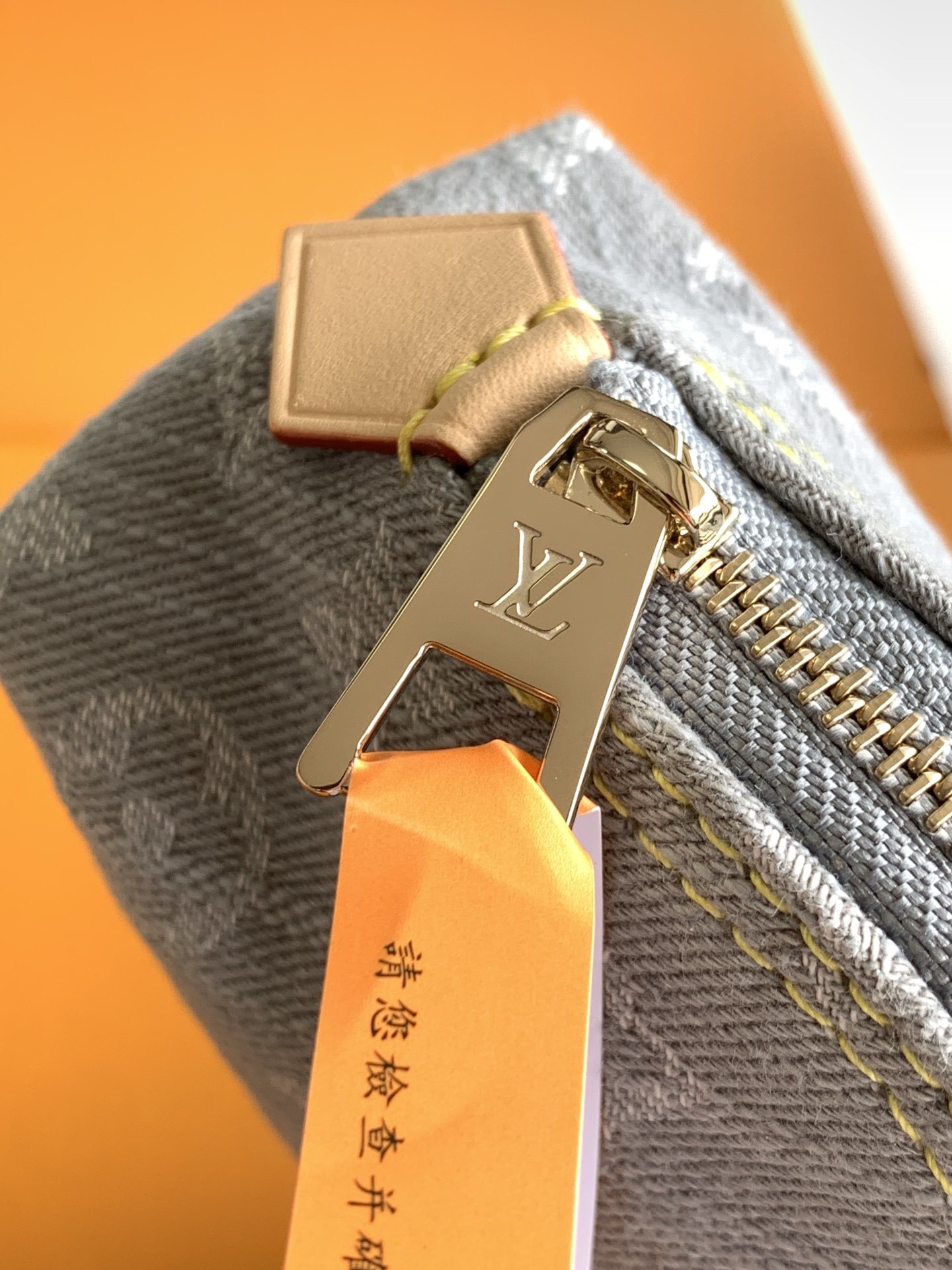 M13751 牛仔灰 本款化妆包以 Monogram Denim 棉布塑造紧凑构型,与牛皮革细节和莹泽拉