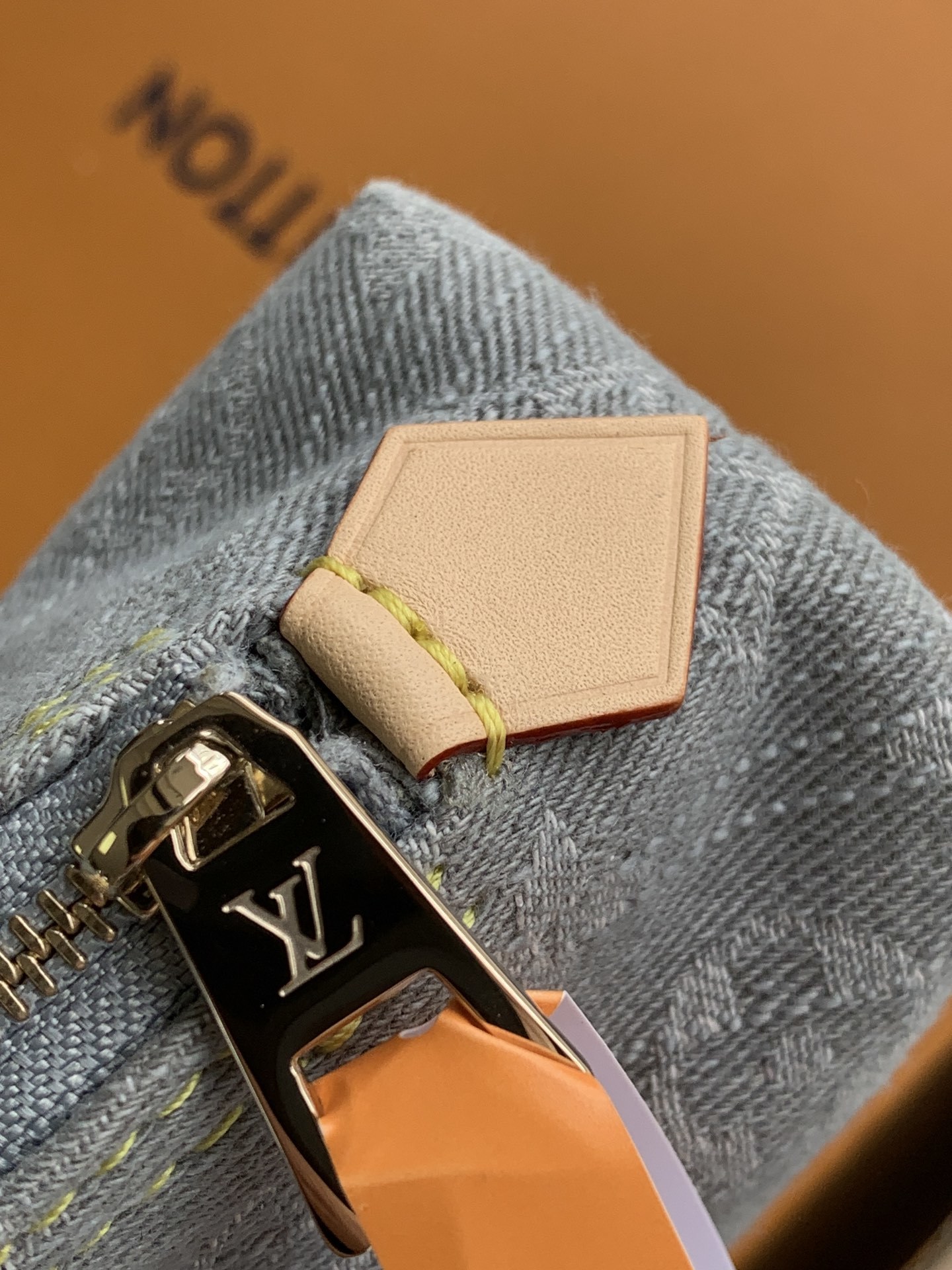 M13751 牛仔灰 本款化妆包以 Monogram Denim 棉布塑造紧凑构型,与牛皮革细节和莹泽拉