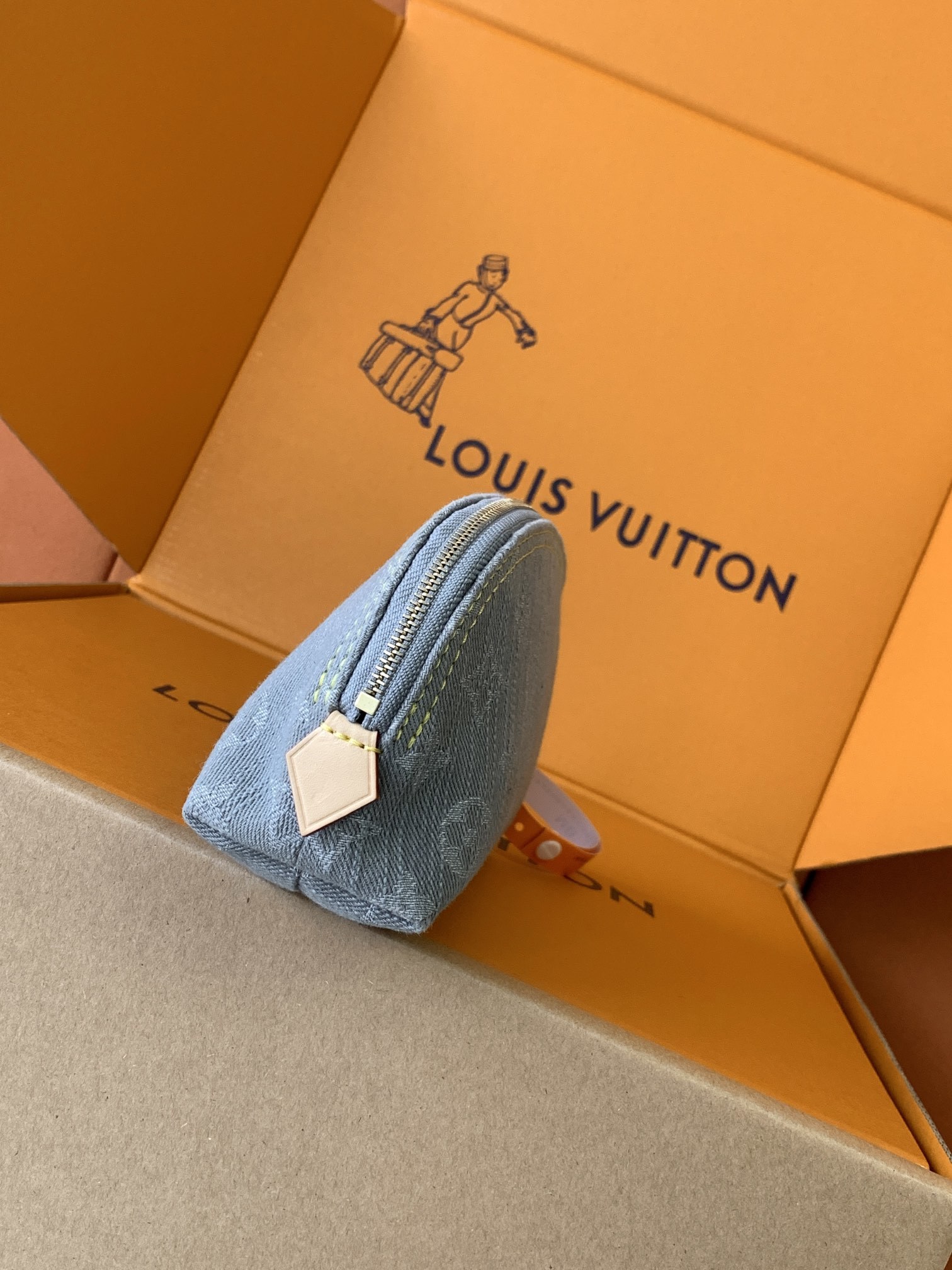 M13751 牛仔灰 本款化妆包以 Monogram Denim 棉布塑造紧凑构型,与牛皮革细节和莹泽拉