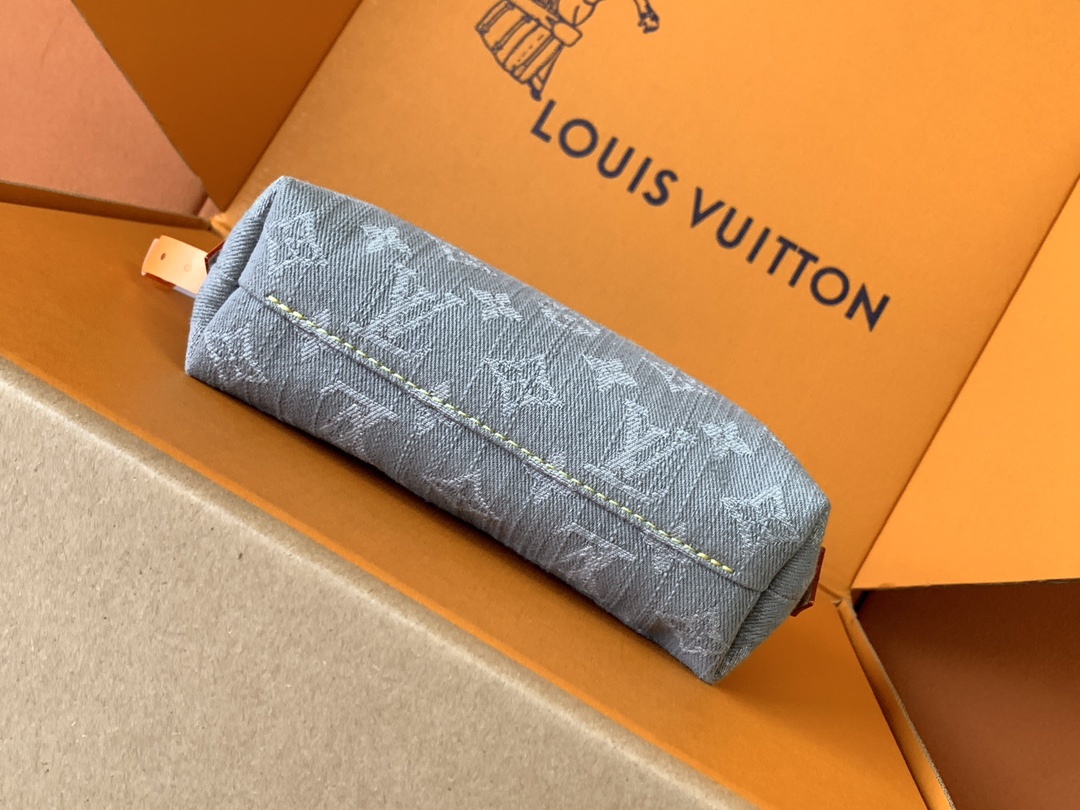 M13751 牛仔灰 本款化妆包以 Monogram Denim 棉布塑造紧凑构型,与牛皮革细节和莹泽拉