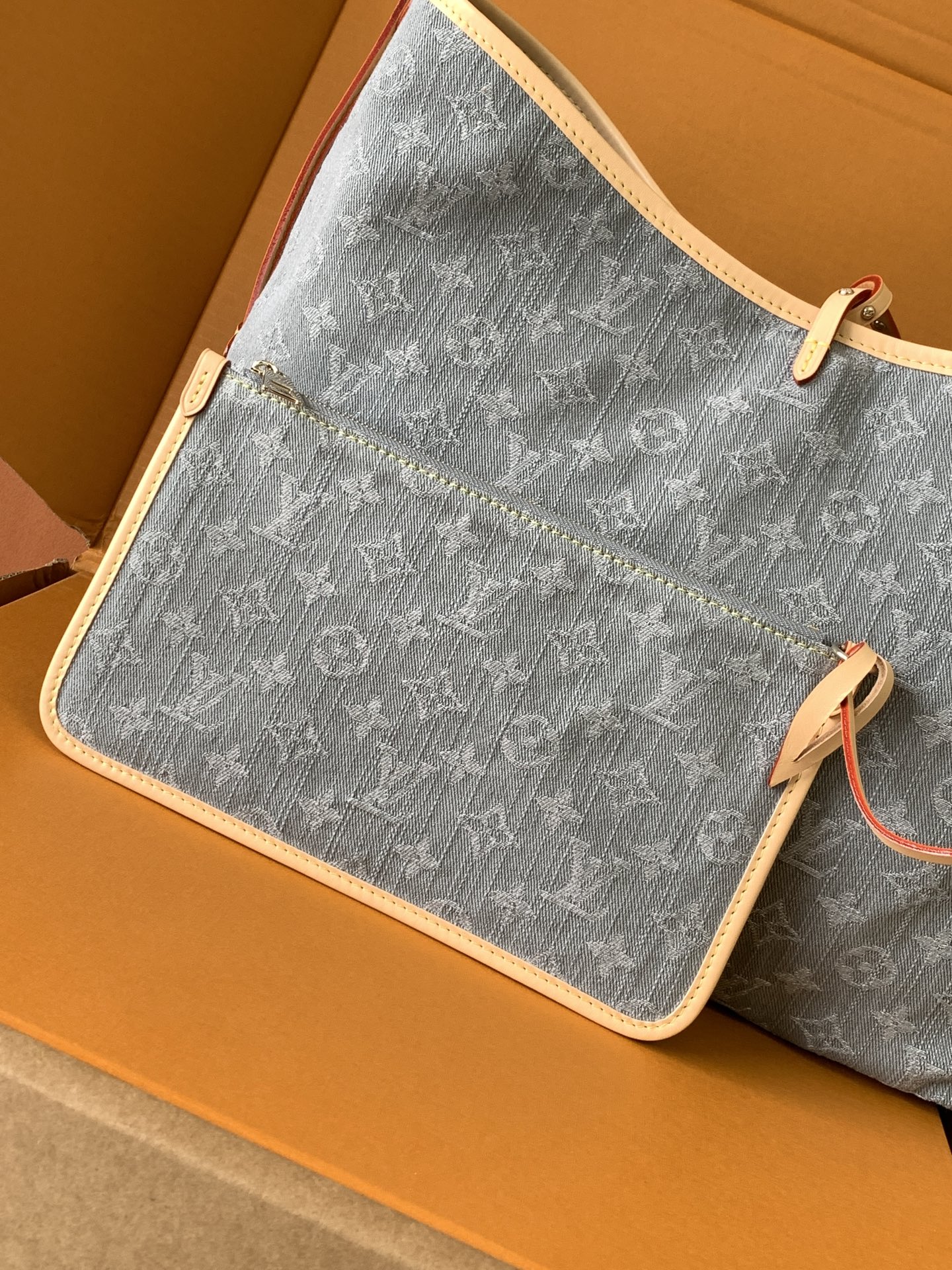 【特级MB牛仔布】CARRYALL 中号手袋型号:M13289材料:A+级全钢五金,进口高弹面料包装:全